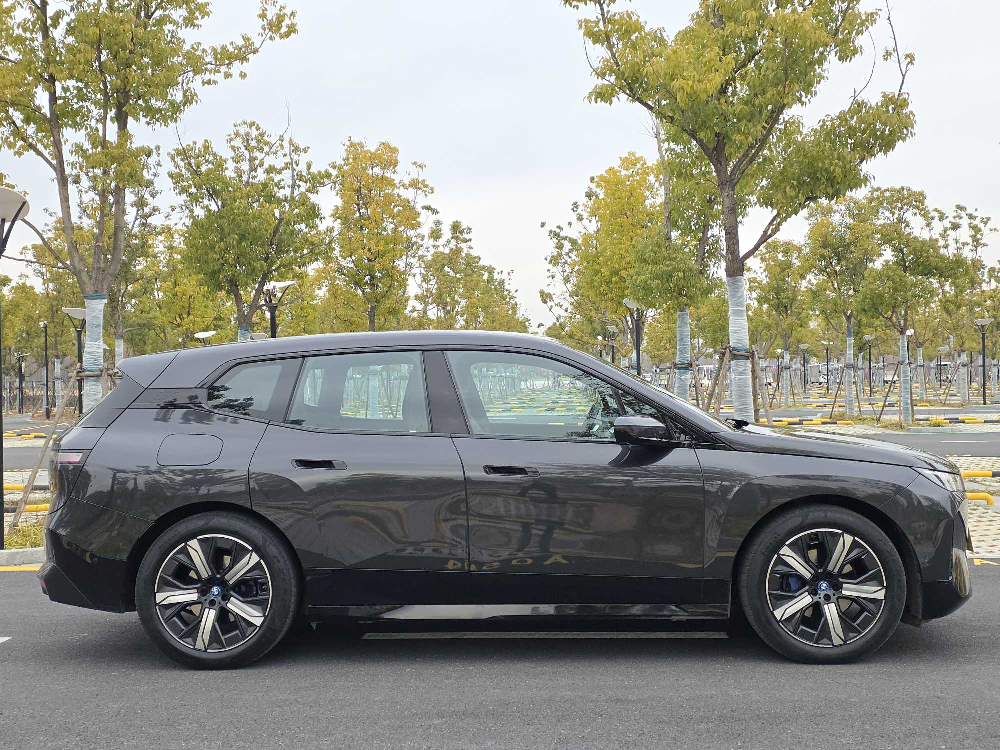 BMW iX 2022 car image #4