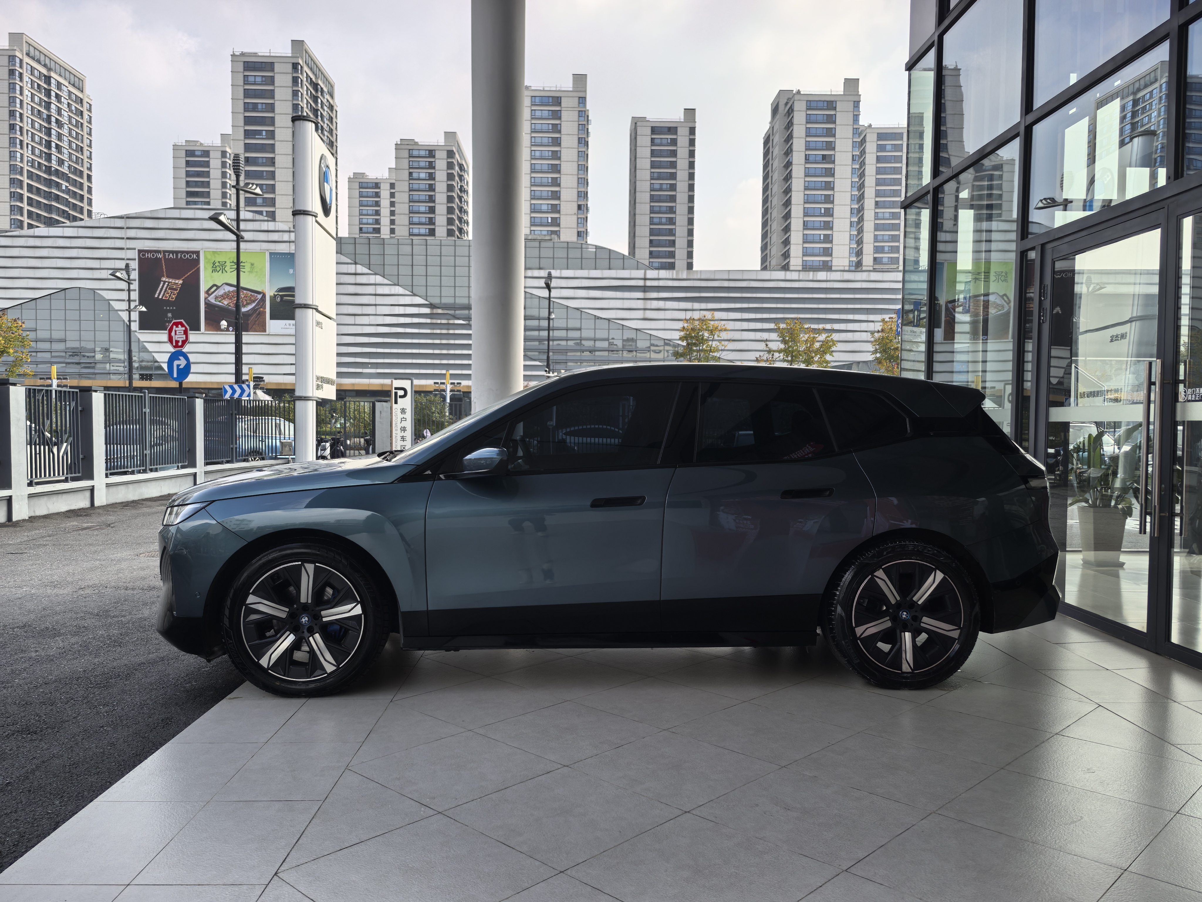 BMW iX 2023 car image #4