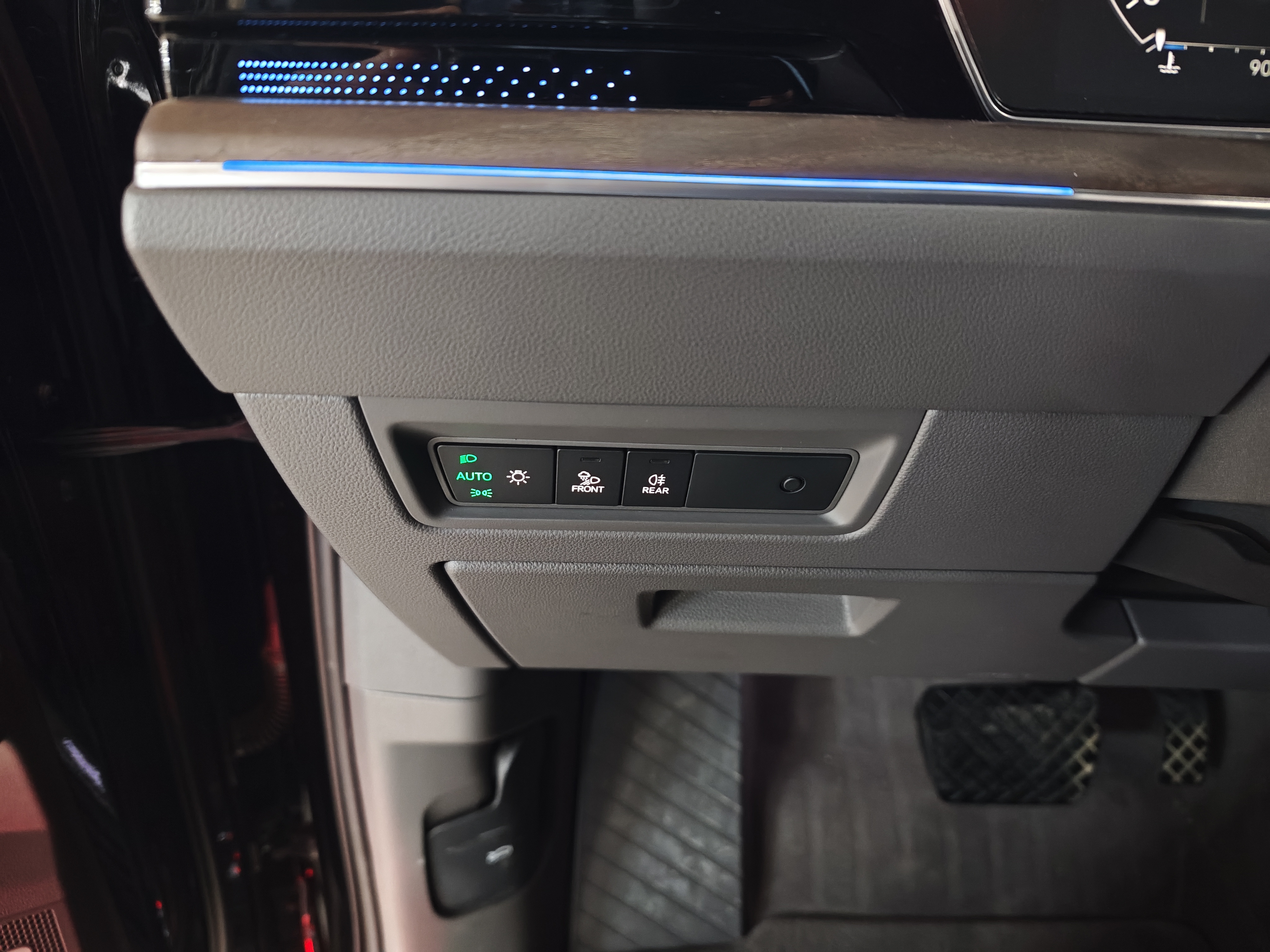 Volkswagen Touareg 2022 car image #4