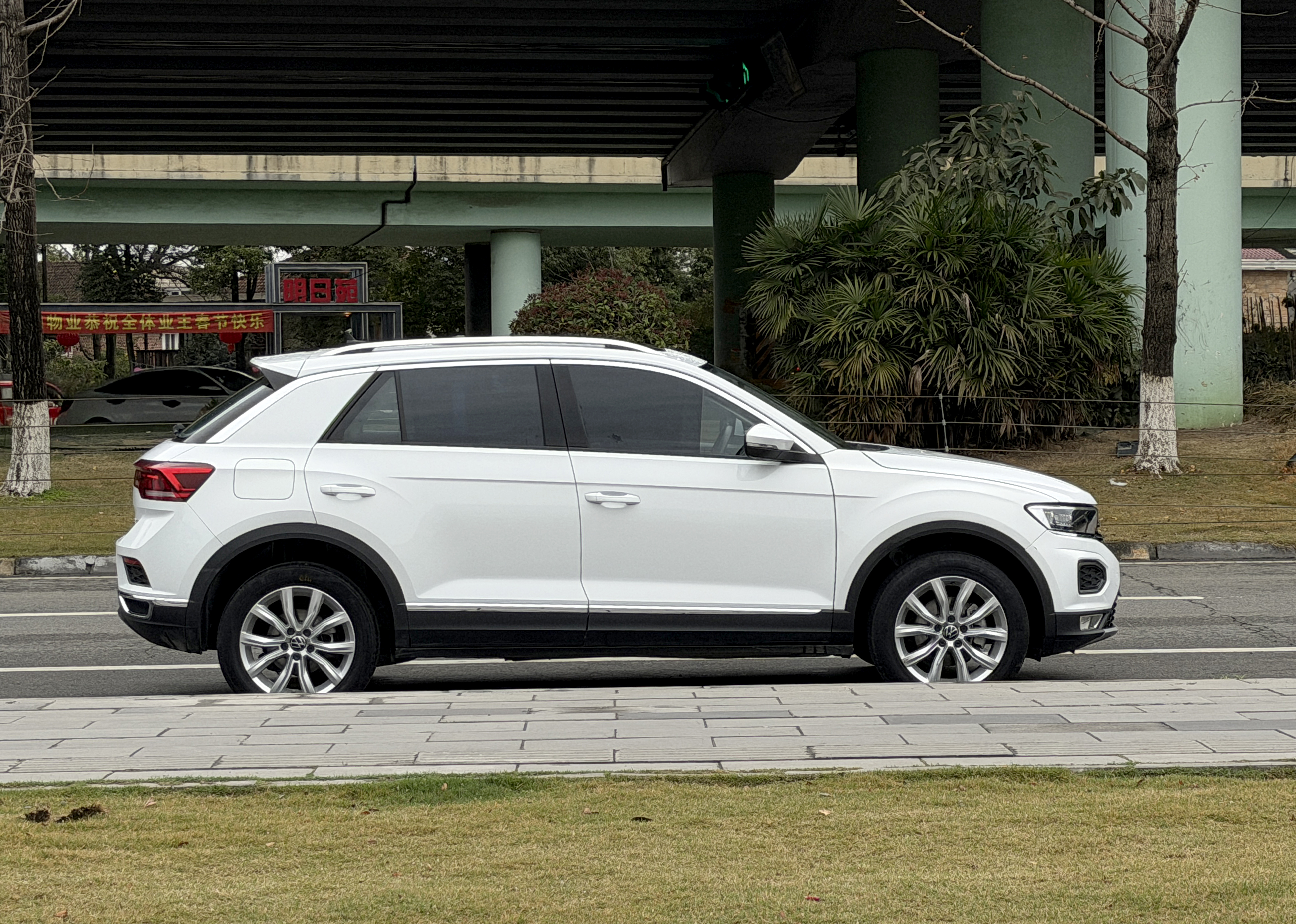 Volkswagen T-Roc 2023 car image #4