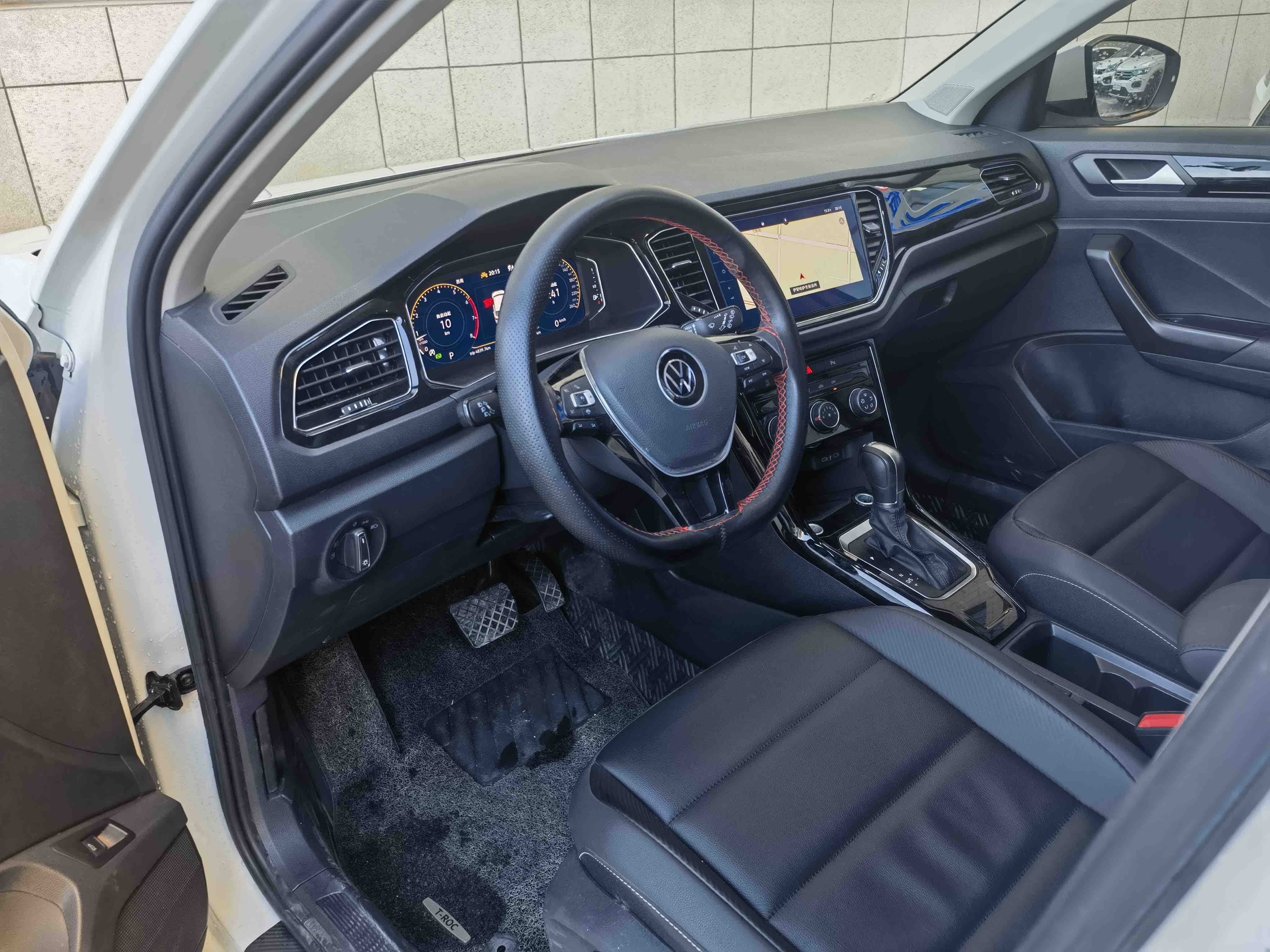 Volkswagen T-Roc 2022 car image #4