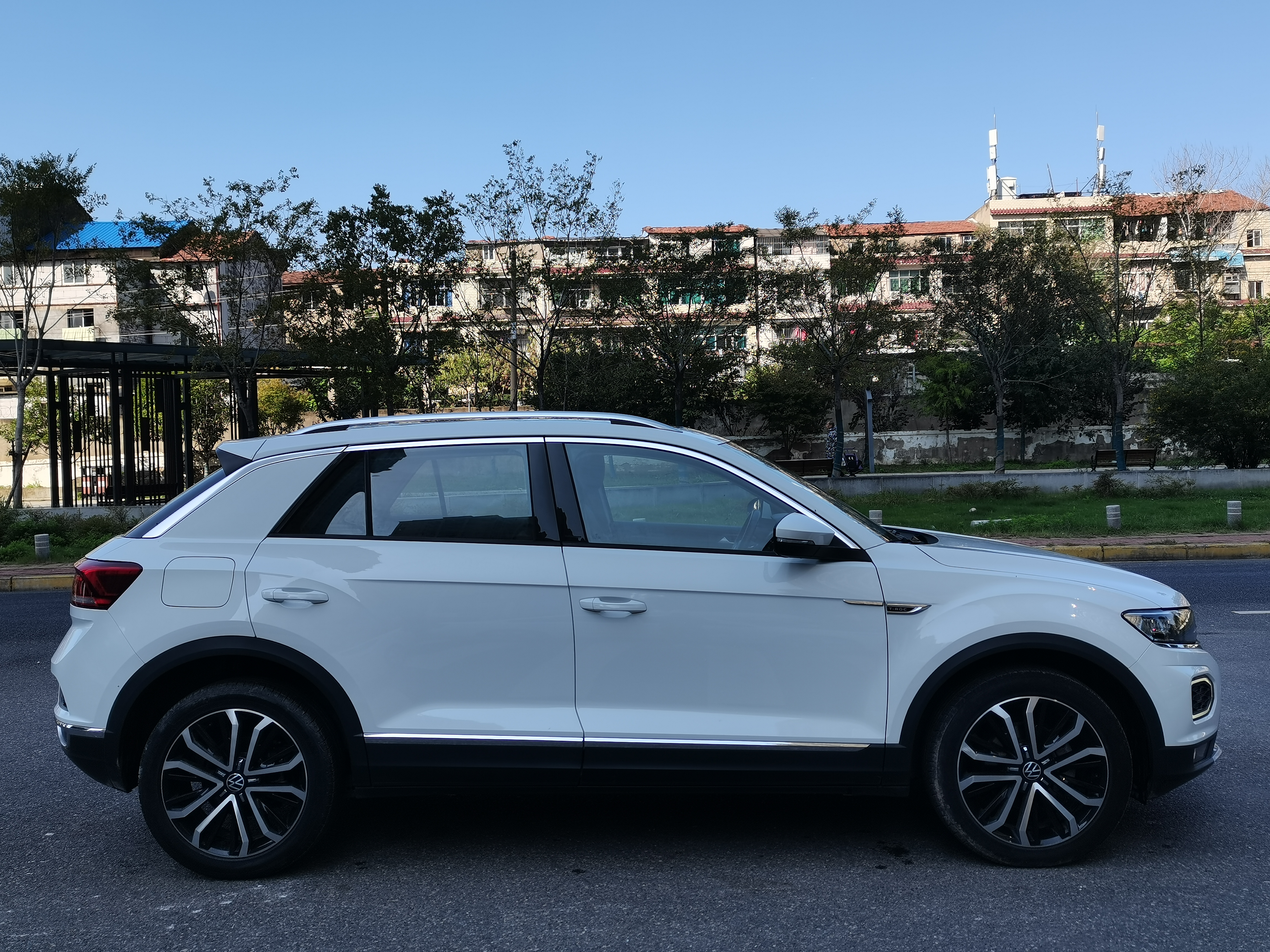 Volkswagen T-Roc 2023 car image #4