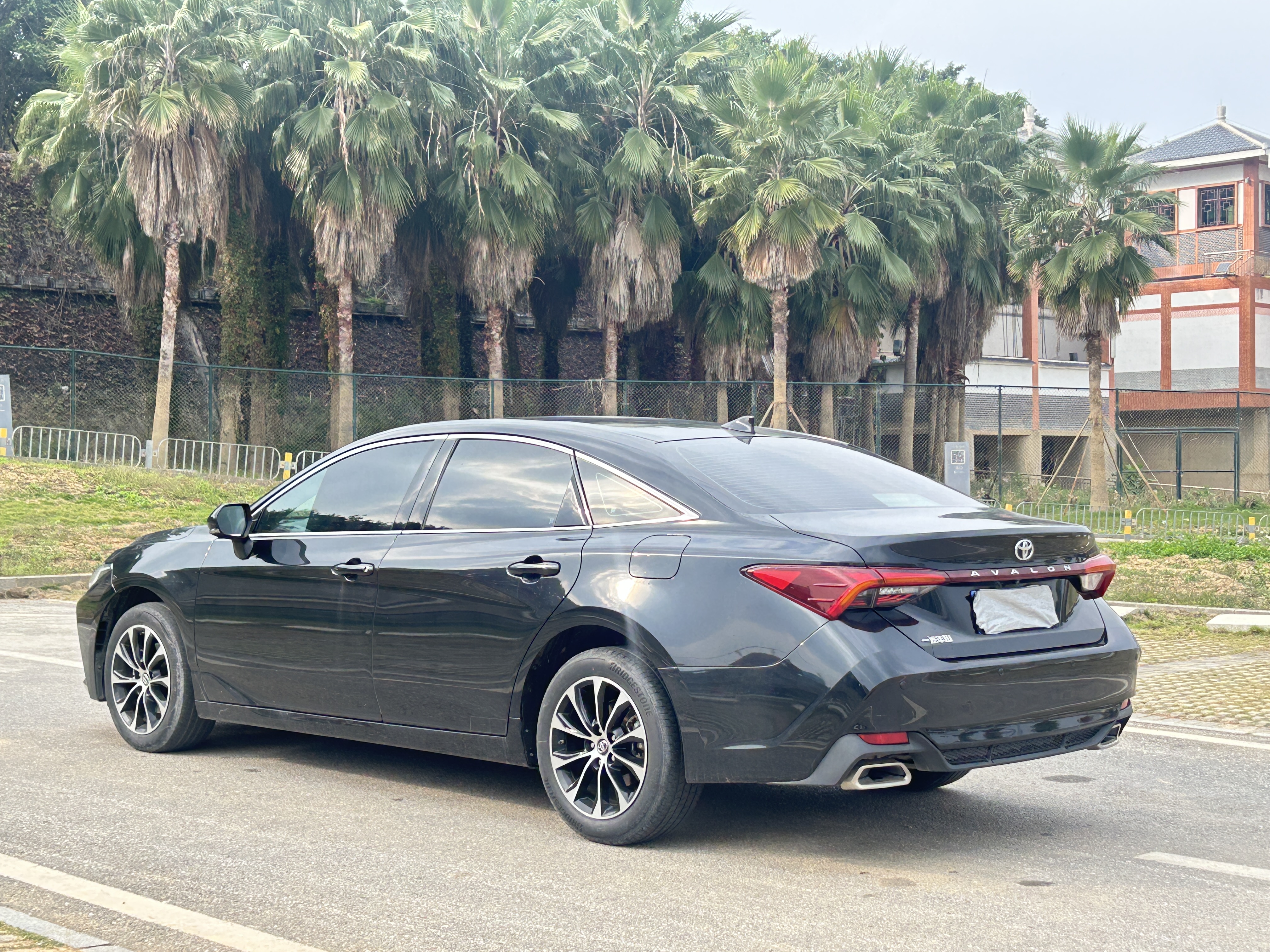 Toyota Avalon 2023 car image #4