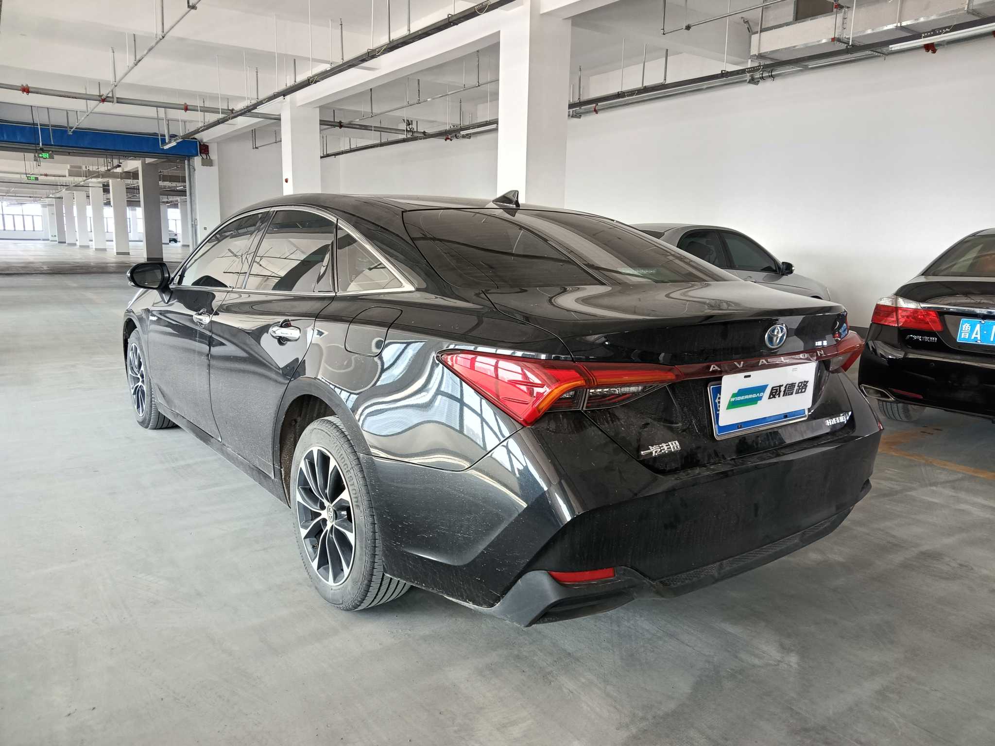 Toyota Avalon 2023 car image #4