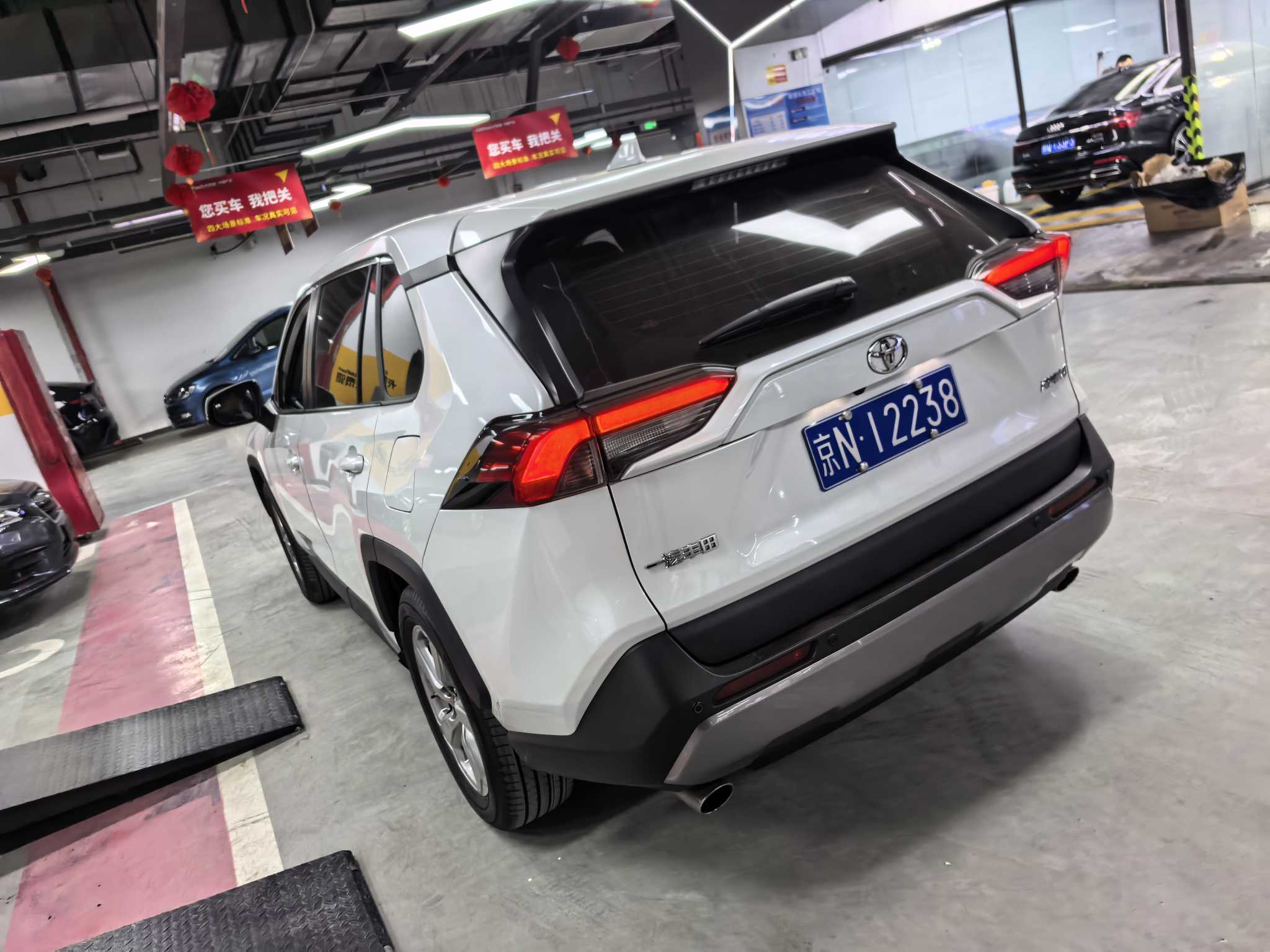Toyota RAV4 2023 car image #4