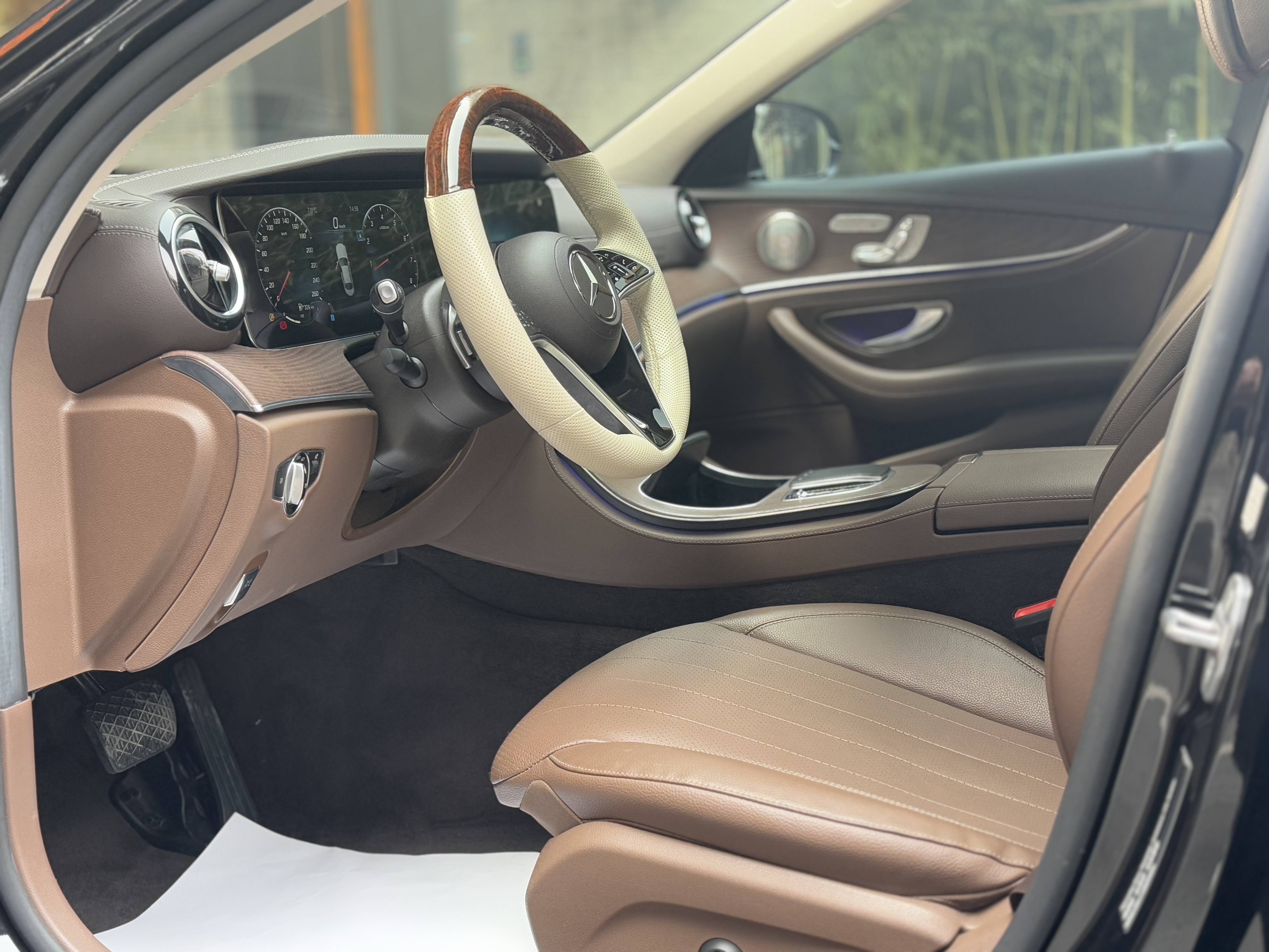 Mercedes-Benz E Class 2022 car image #4