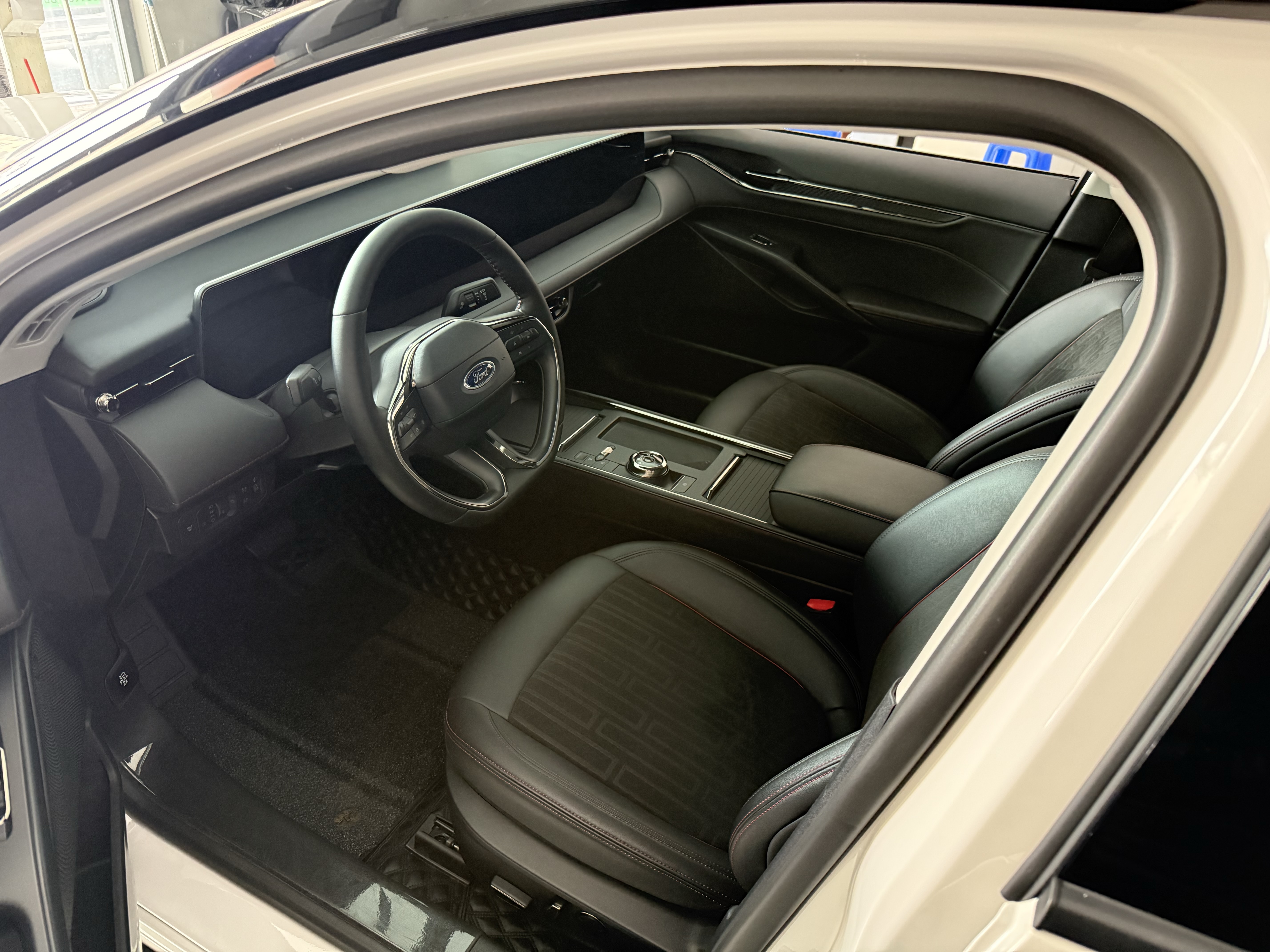 Ford Mondeo 2023 car image #4