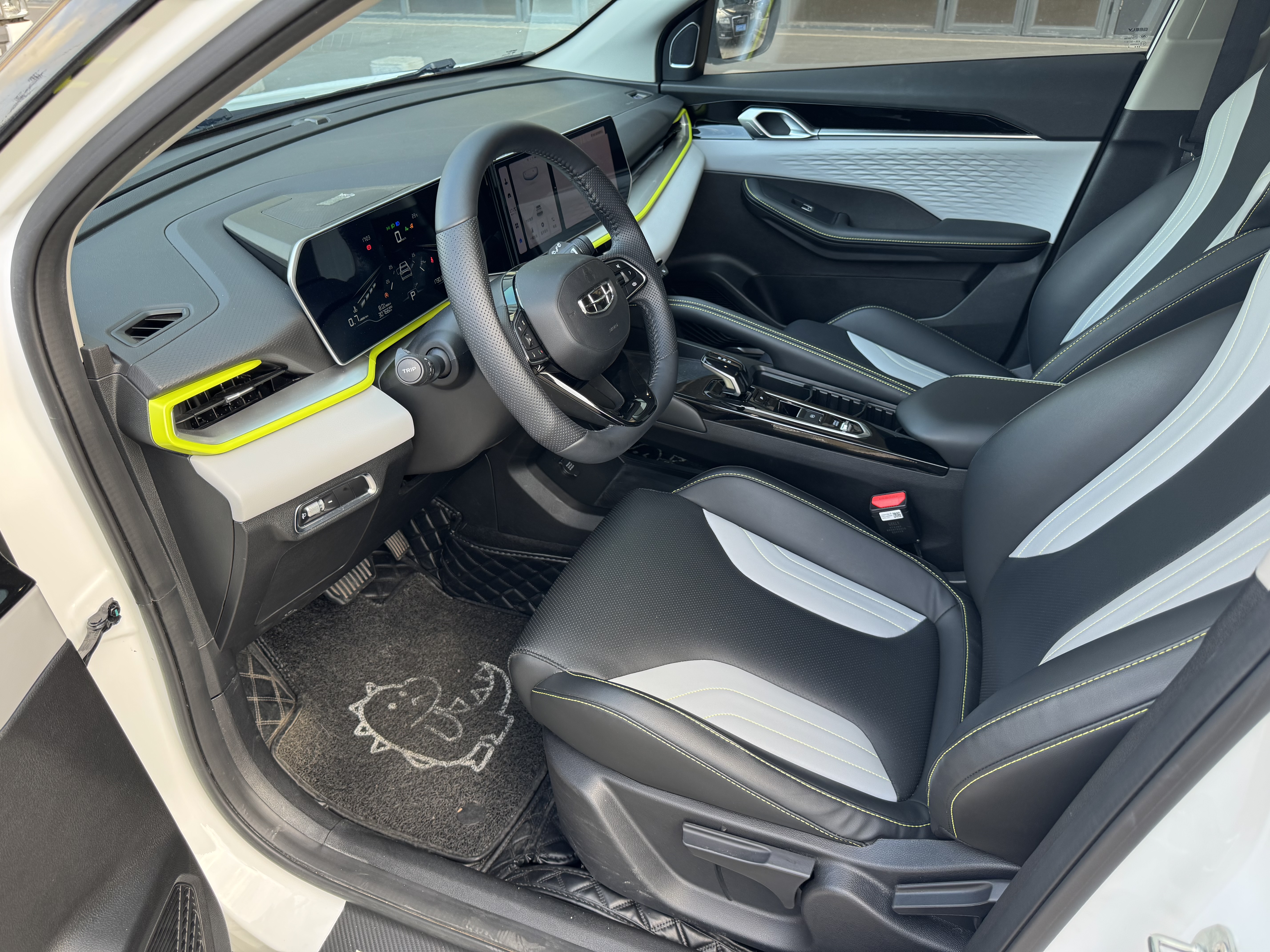 GEELY Coolray 2022 car image #4