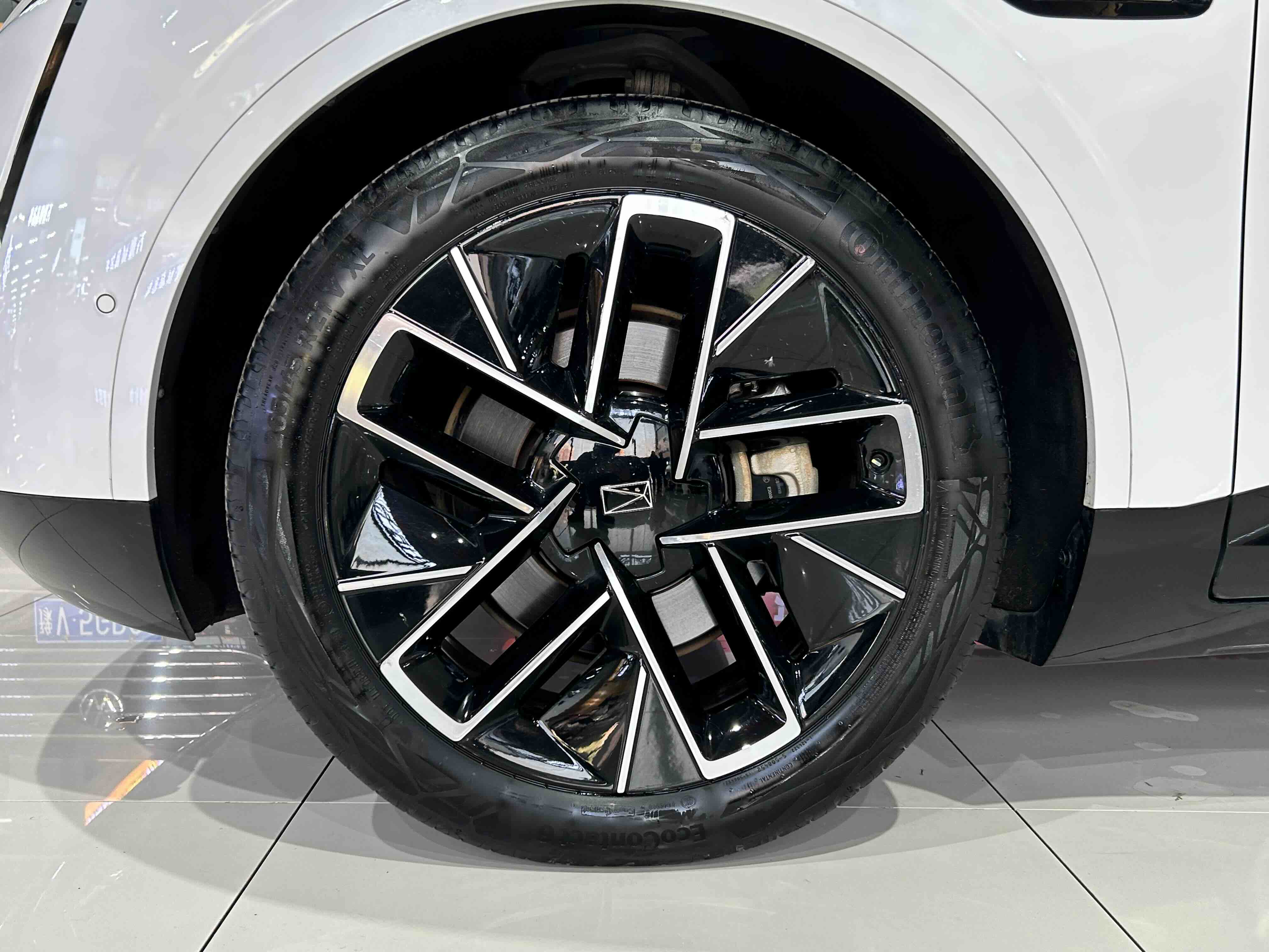 Avatr 11 2023 car image #4