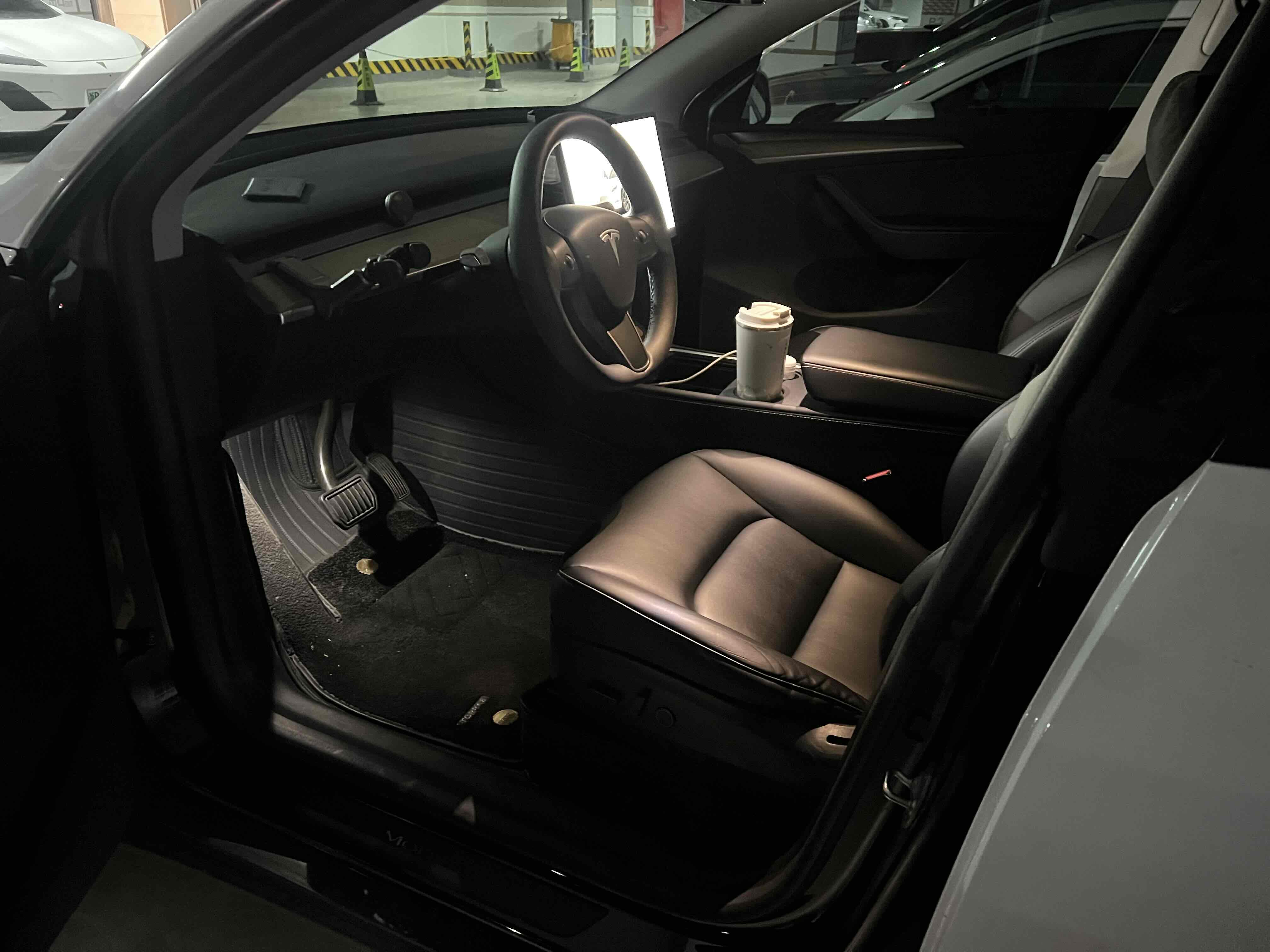 Tesla Model Y 2022 #4 Tesla Model Y 2022 car image #4