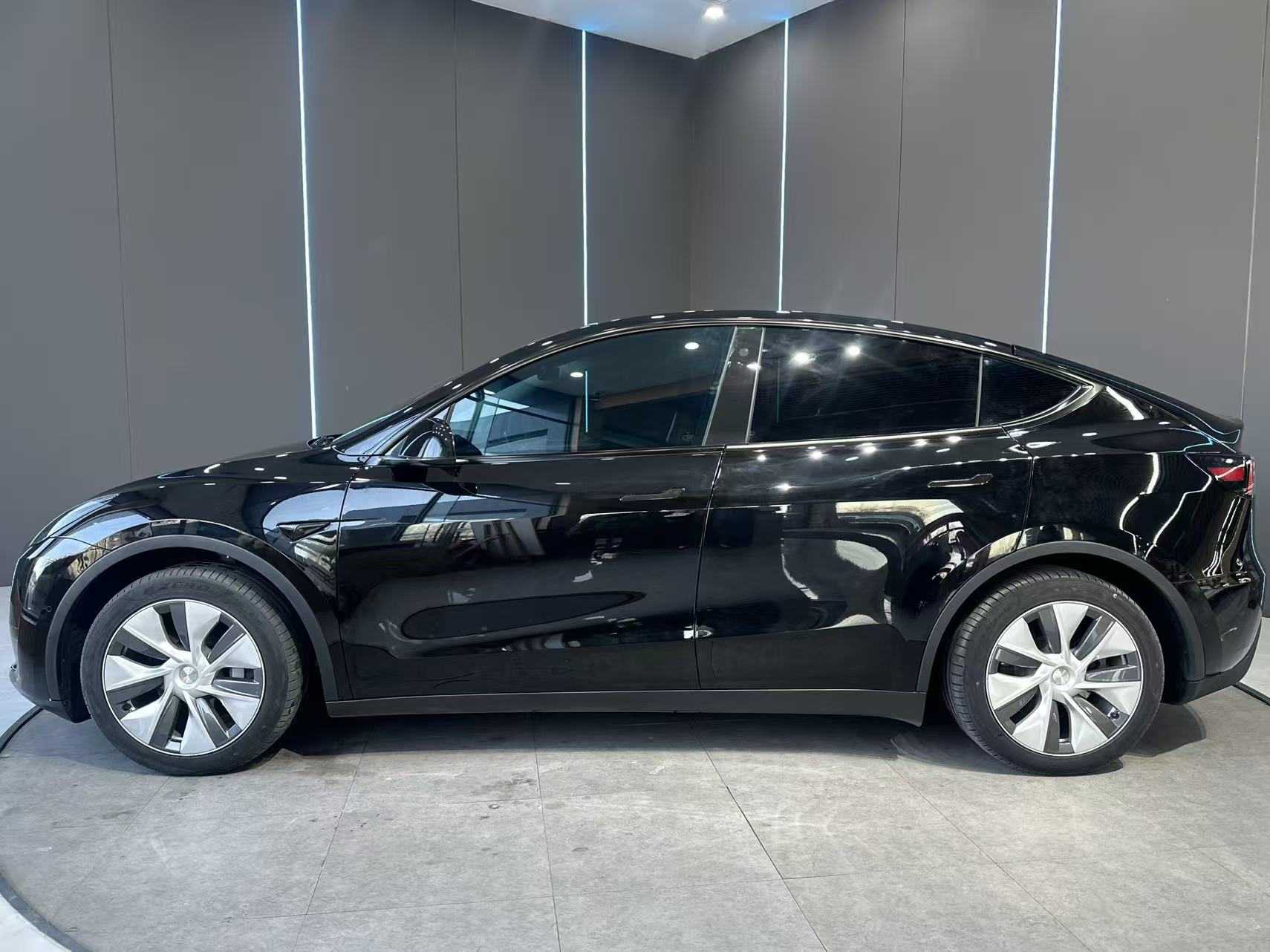 Tesla Model Y 2023 car image #4