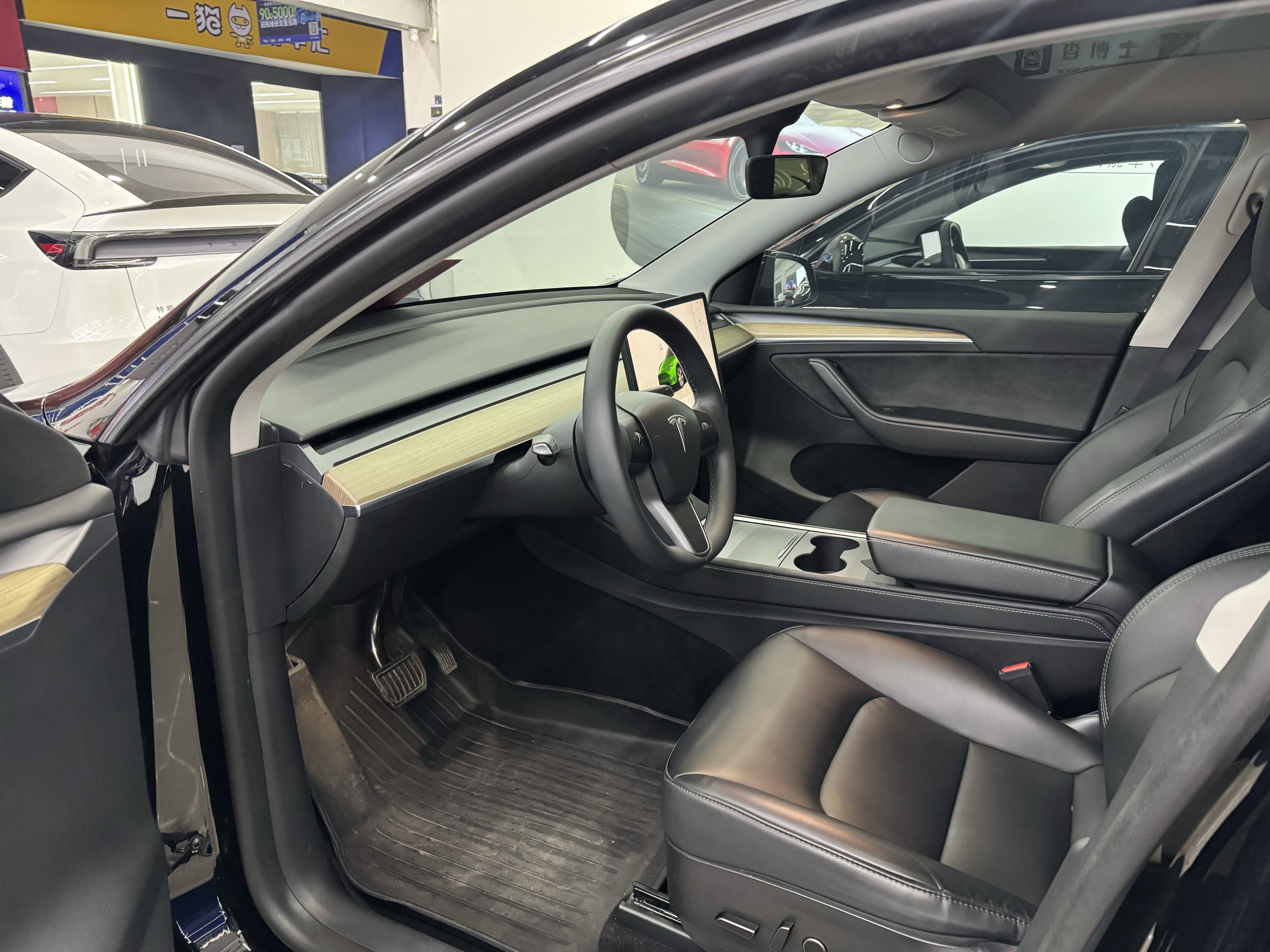 Tesla Model Y 2023 car image #4
