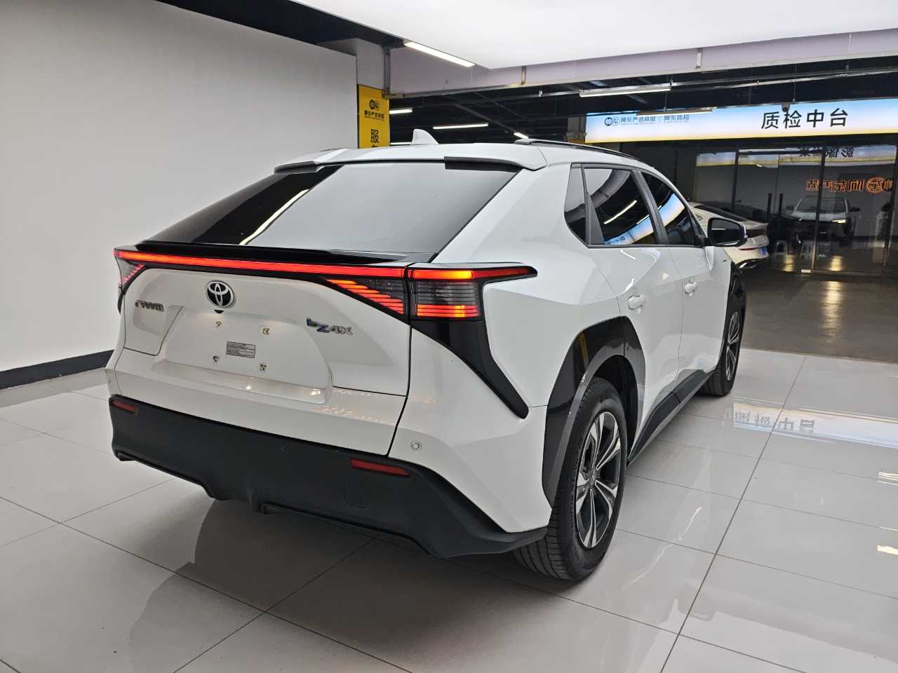 Toyota bZ4X 2023 immagine di auto #4