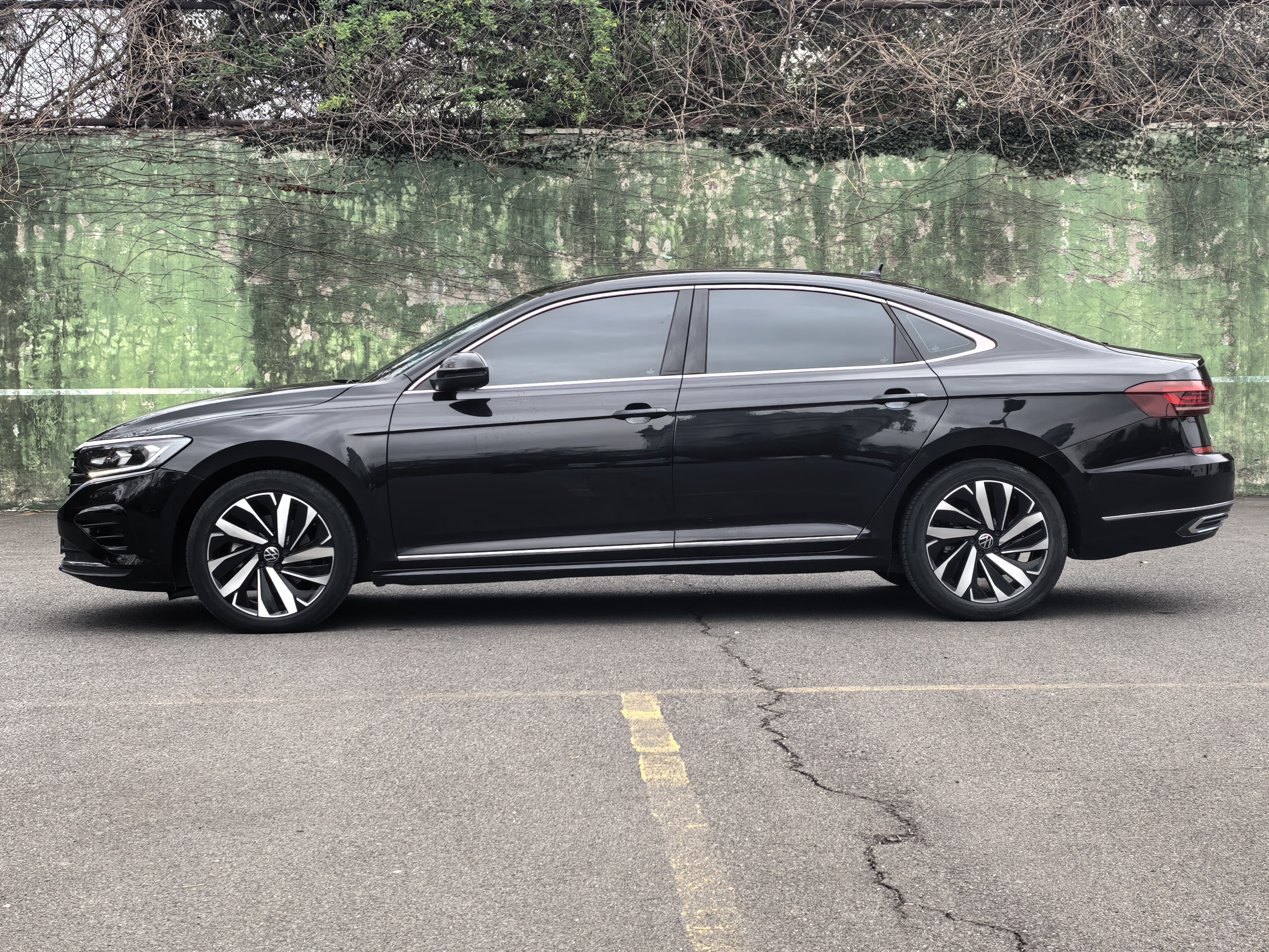 Volkswagen Passat 2023 car image #4