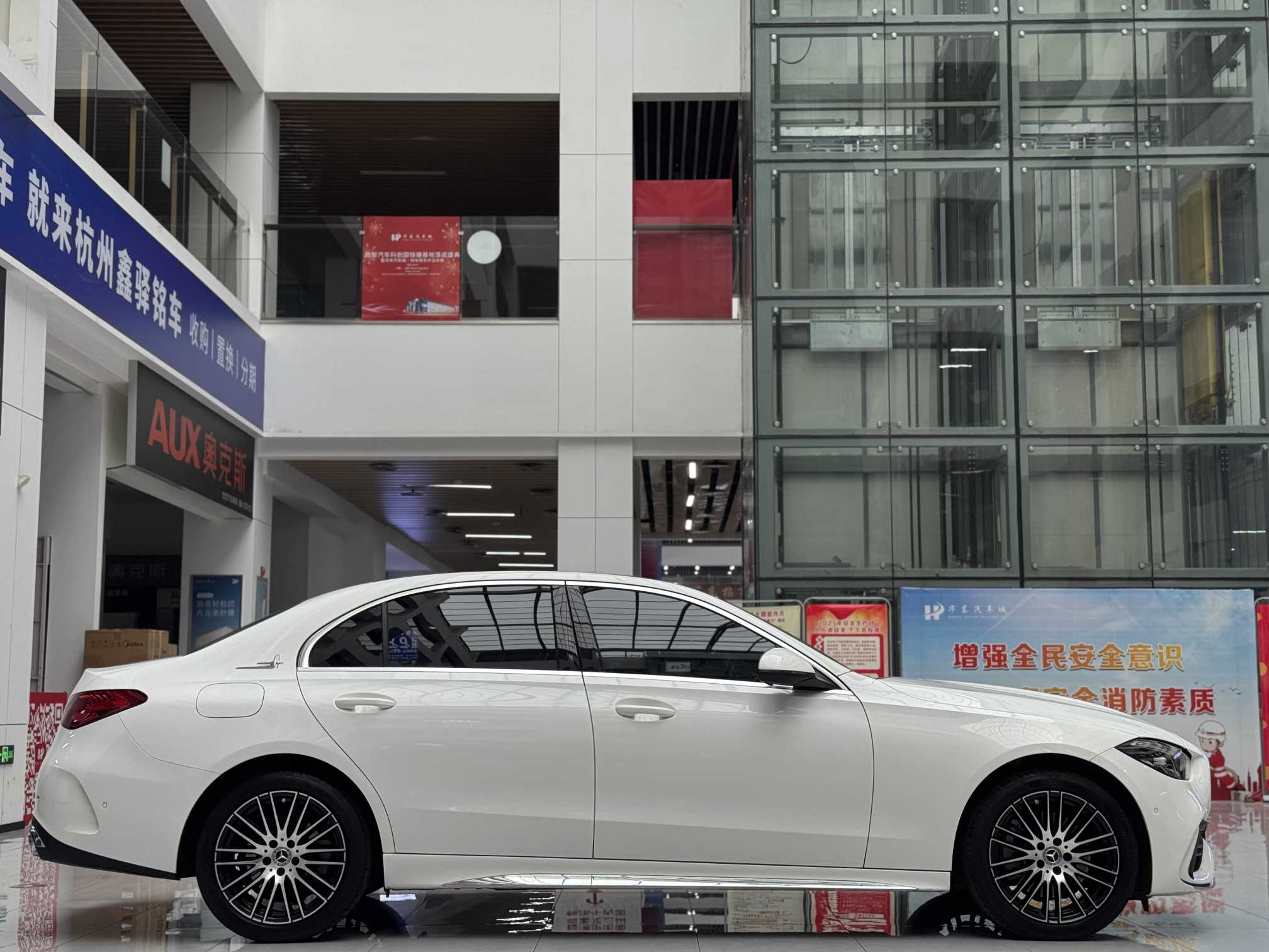 Mercedes-Benz C Class 2024 صورة سيارة #4