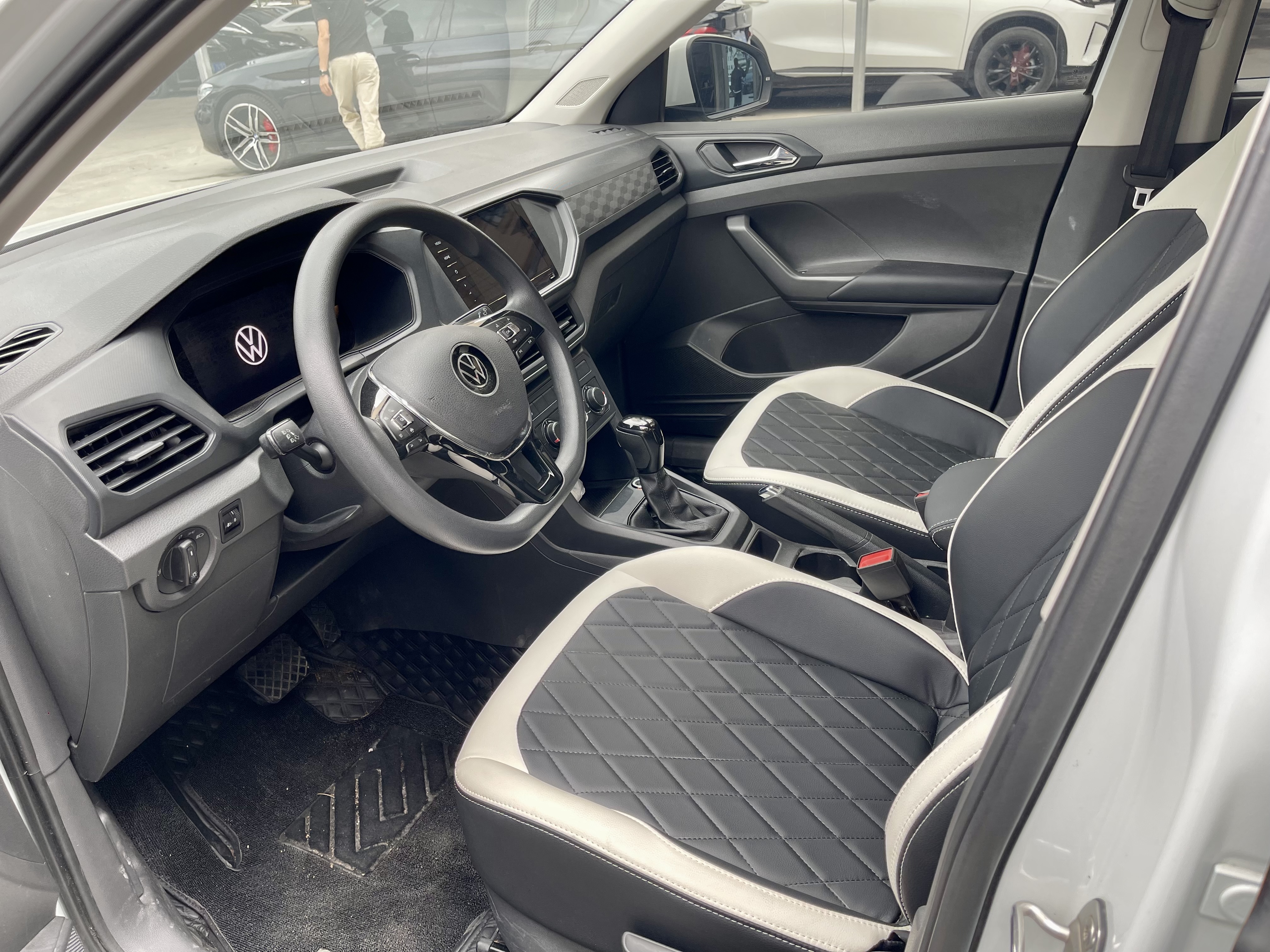Volkswagen T-Cross 2023 car image #4