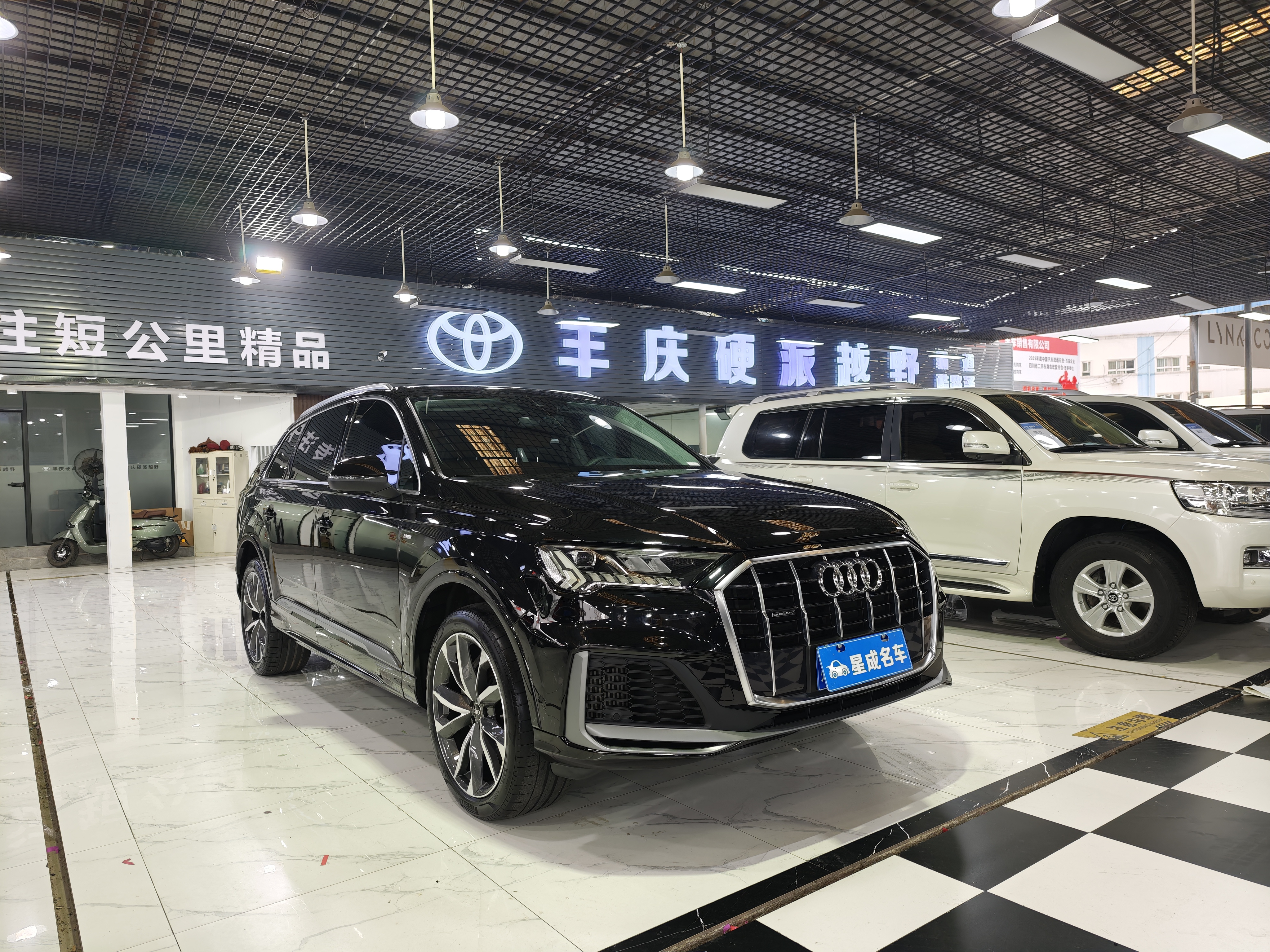 Audi Q7 2023 car image #4