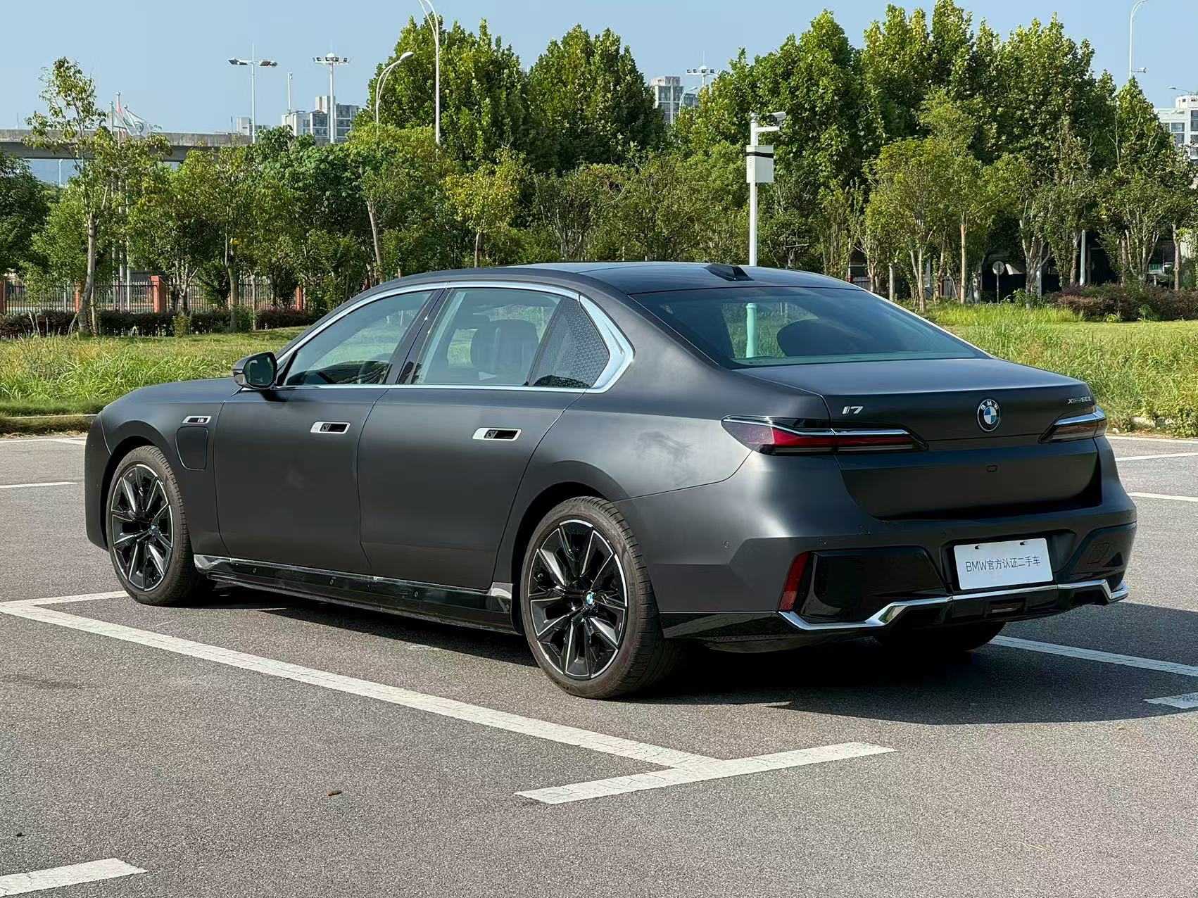 BMW i7 M70L 2023 #4 BMW i7 M70L 2023 car image #4