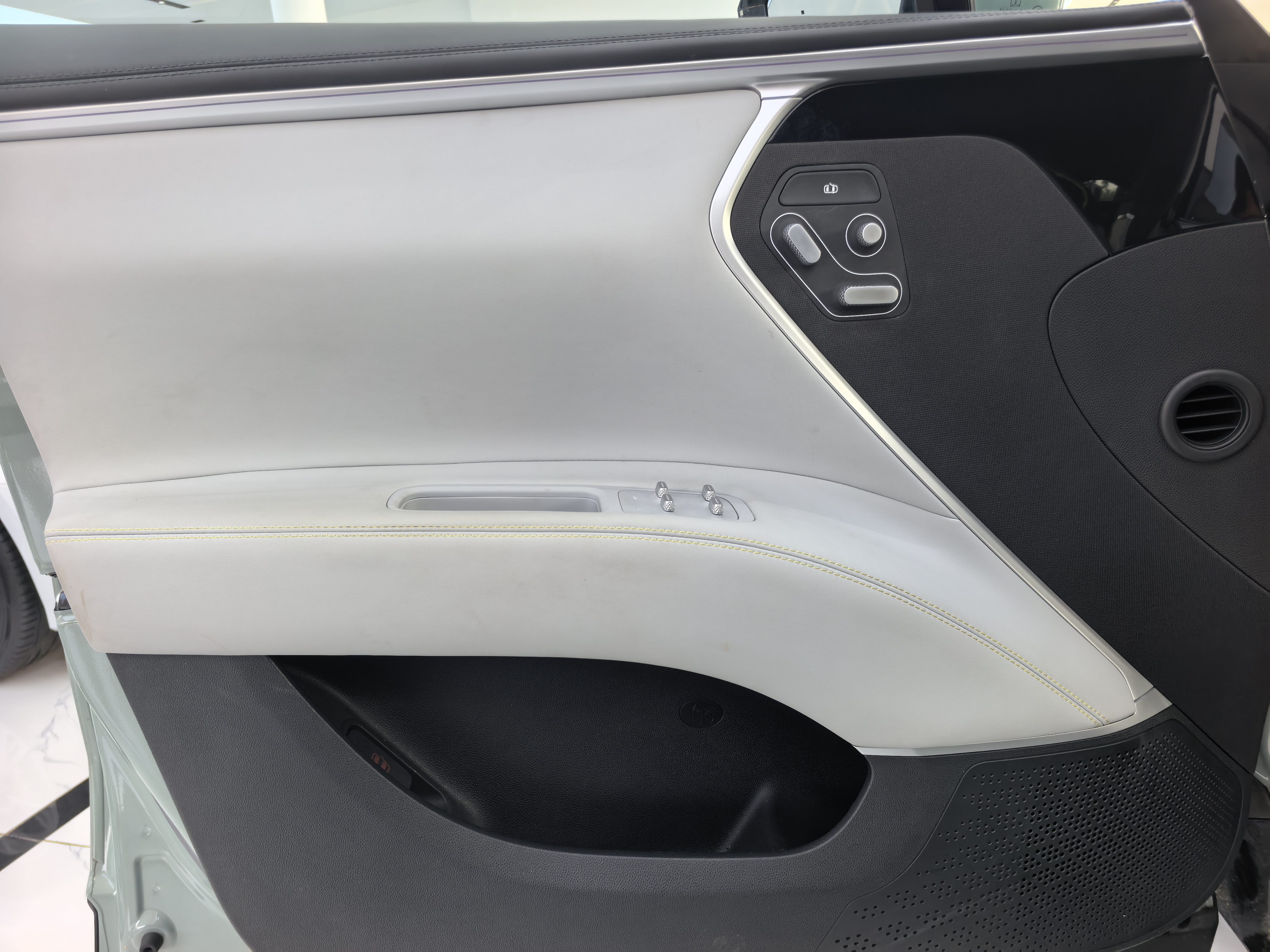 Avatr 11 2023 car image #4