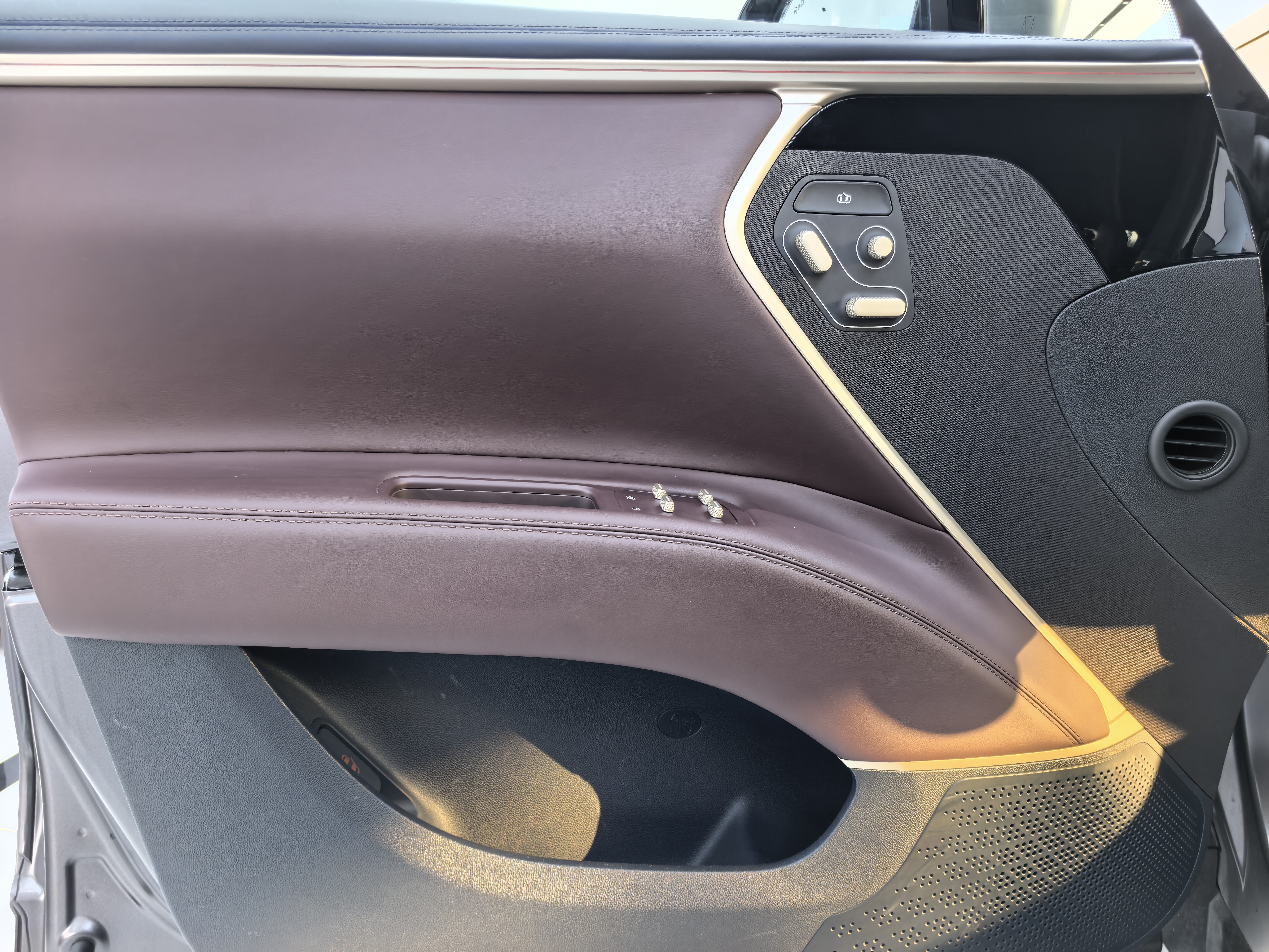 Avatr 11 2023 car image #4
