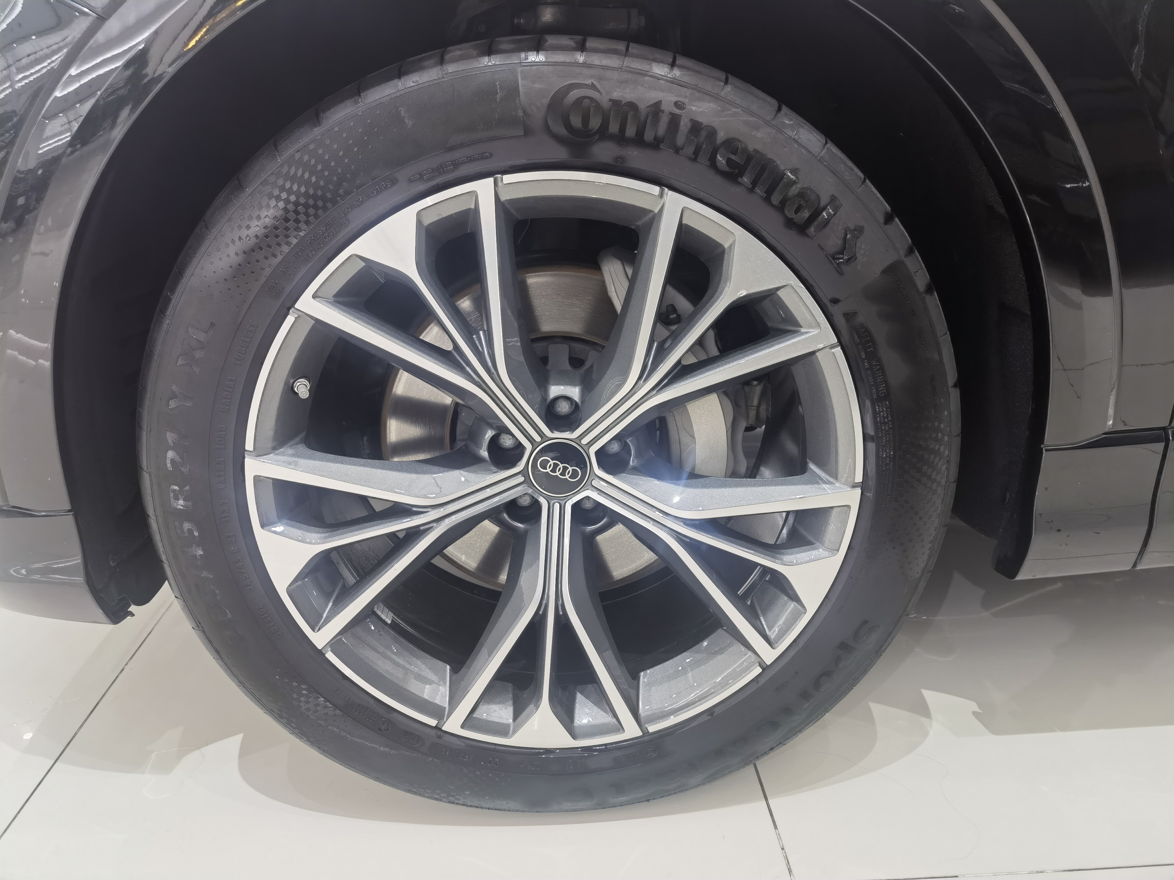 Audi Q8 2023 car image #4