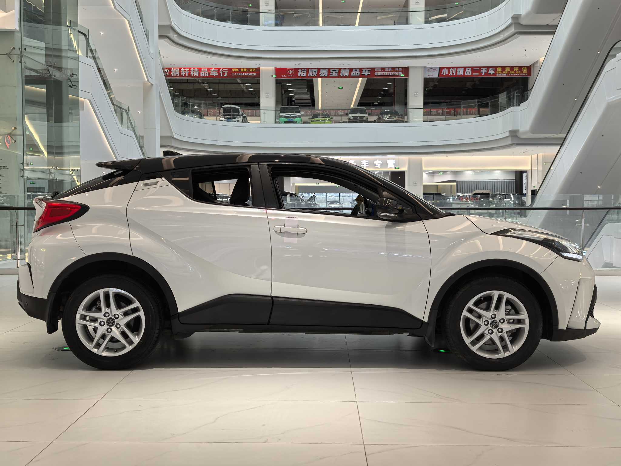 Toyota C-HR 2023 car image #4