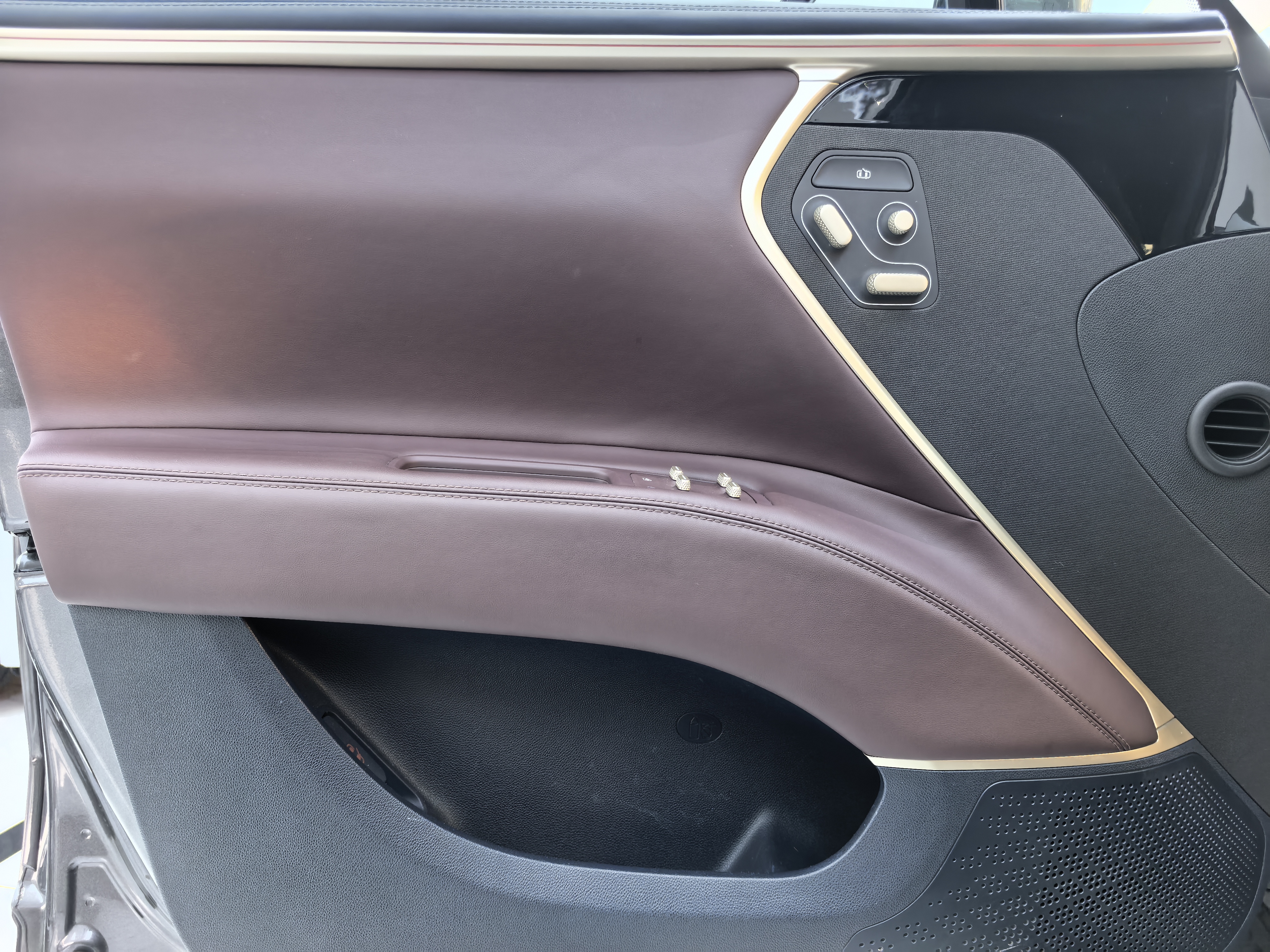 Avatr 11 2023 car image #4