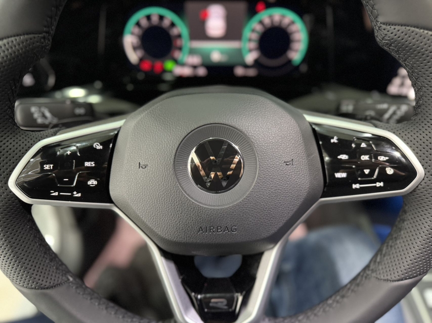 Volkswagen Golf 2023 car image #4