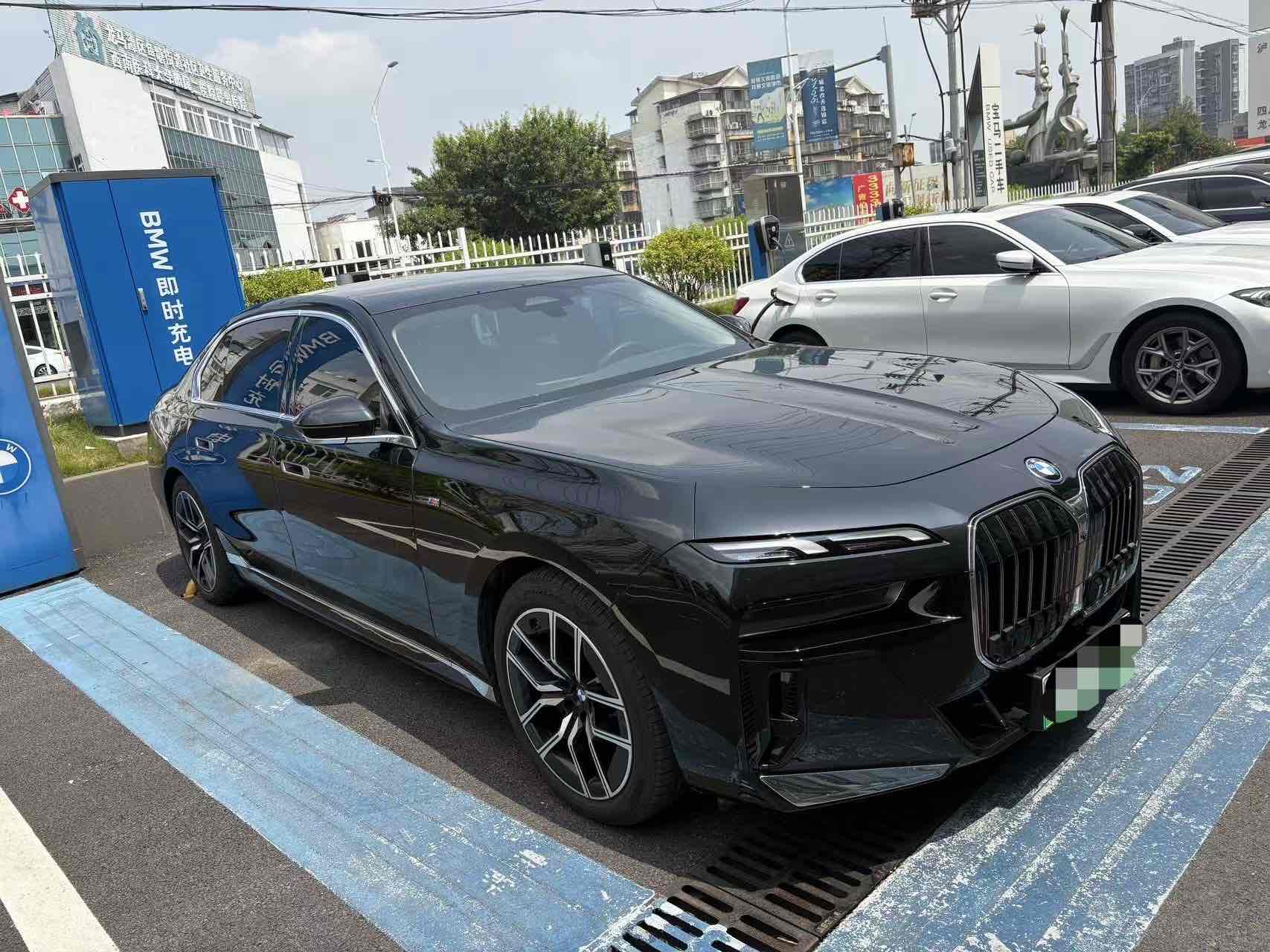 BMW i7 M70L 2024 car image #4