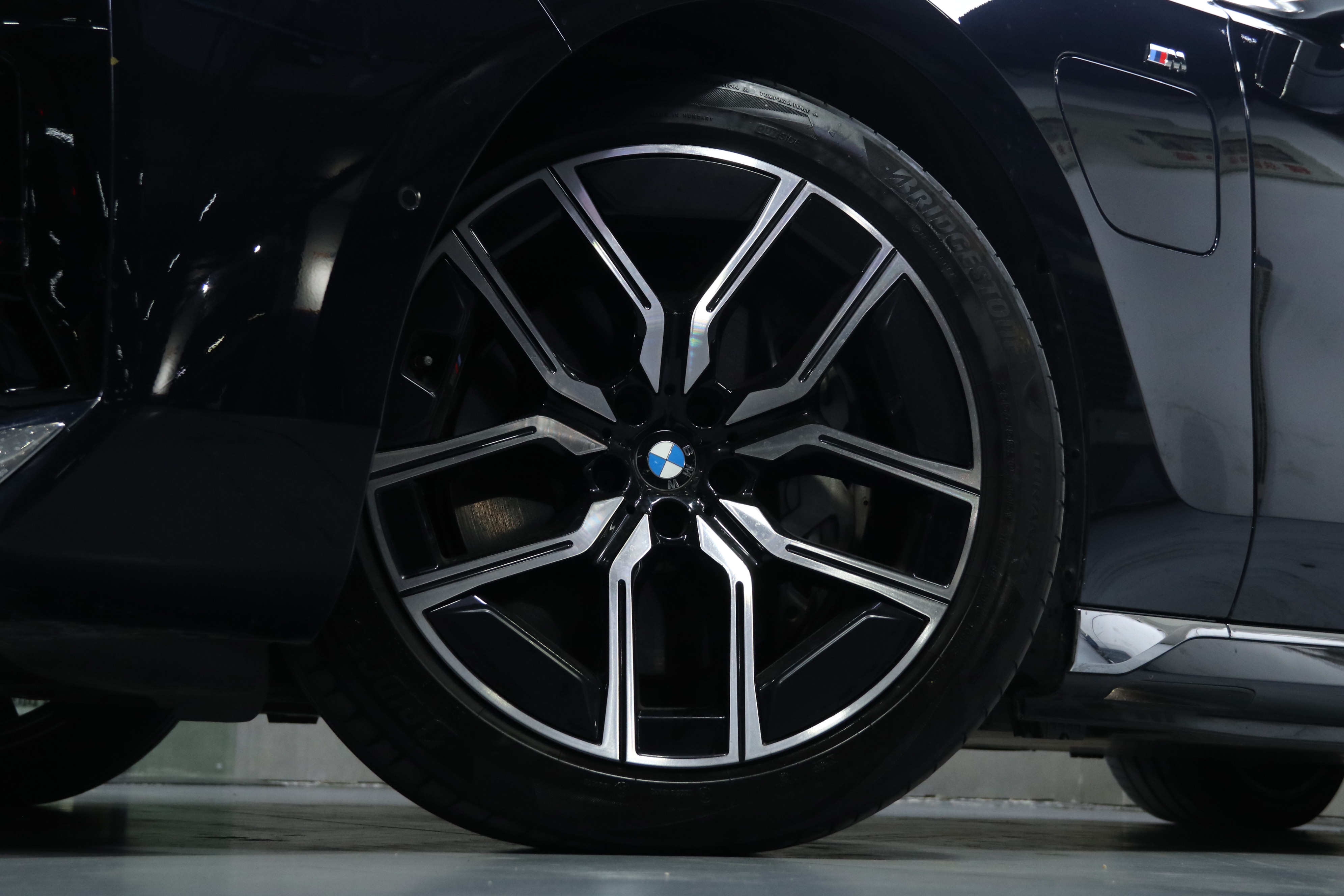 BMW i7 M70L 2024 car image #4