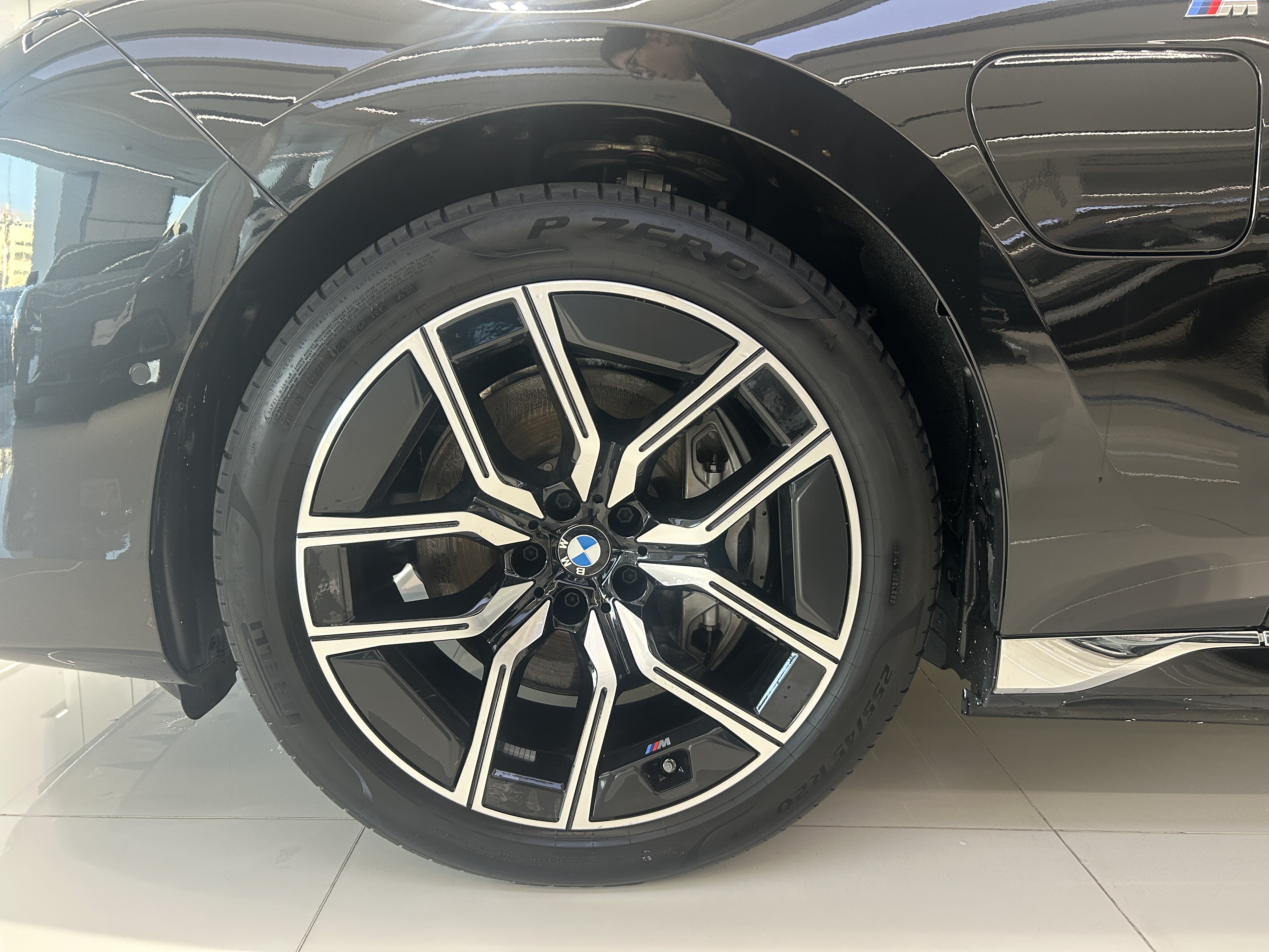 BMW i7 2023 car image #4