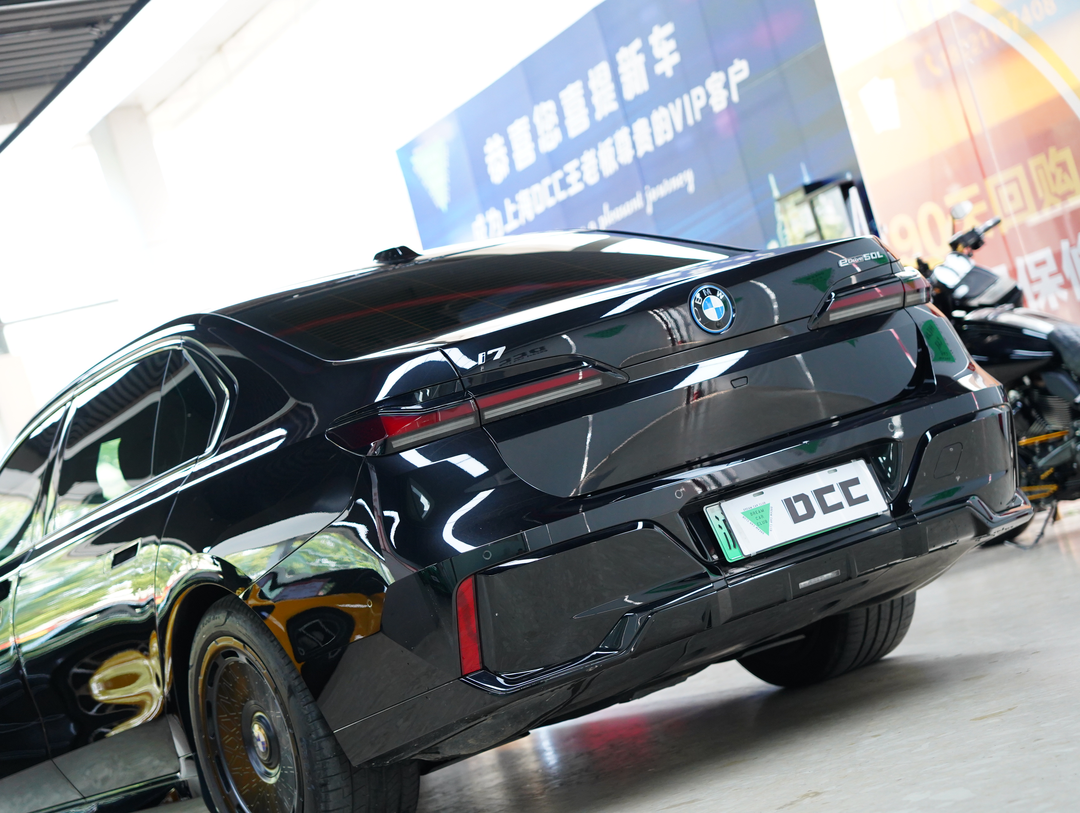 BMW i7 M70L 2023 #4 BMW i7 M70L 2023 car image #4