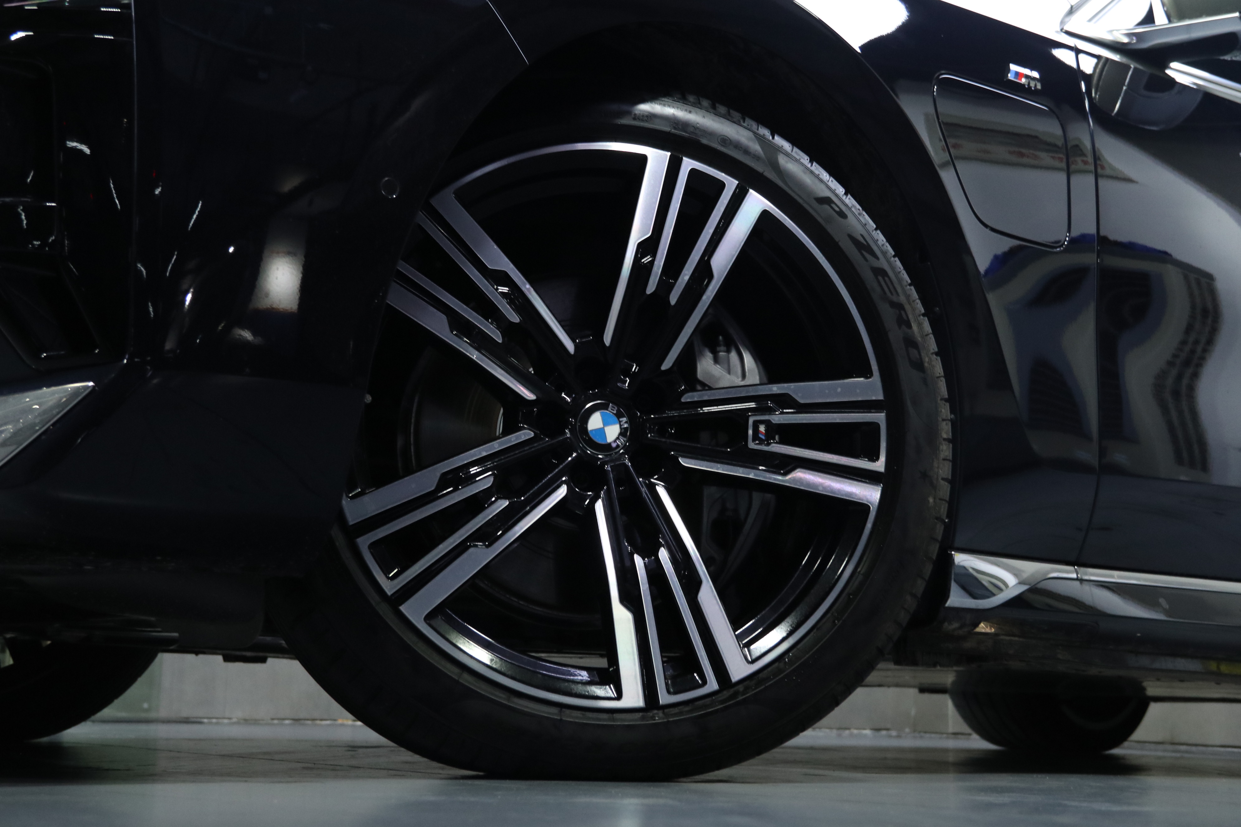 BMW i7 M70L 2025 #4 BMW i7 M70L 2025 car image #4