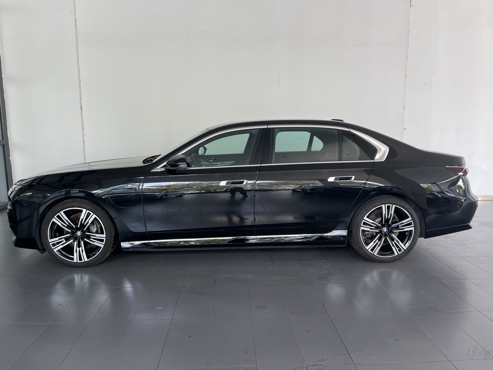 BMW i7 M70L 2024 car image #4