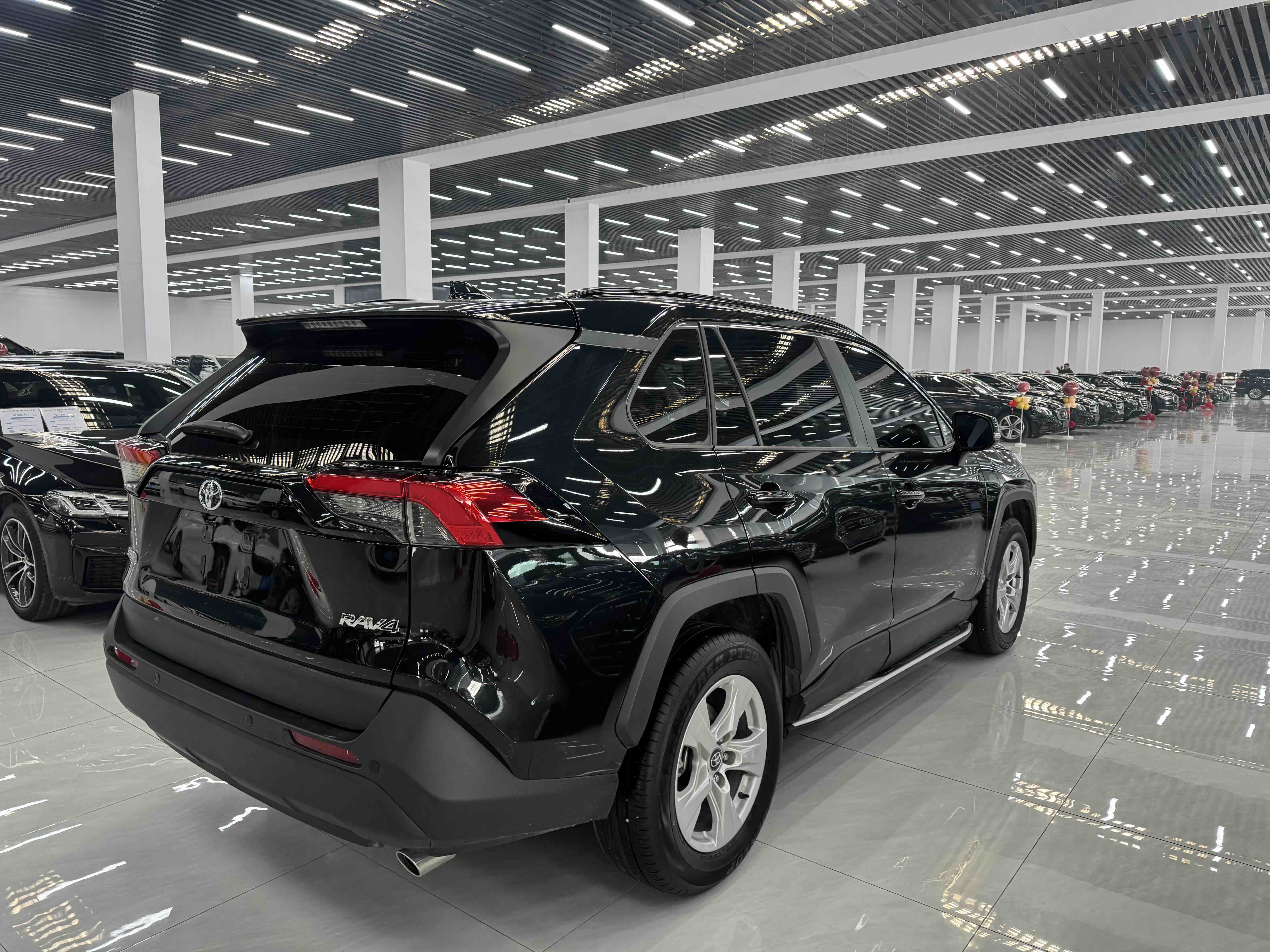 Toyota RAV4 2025 car image #4