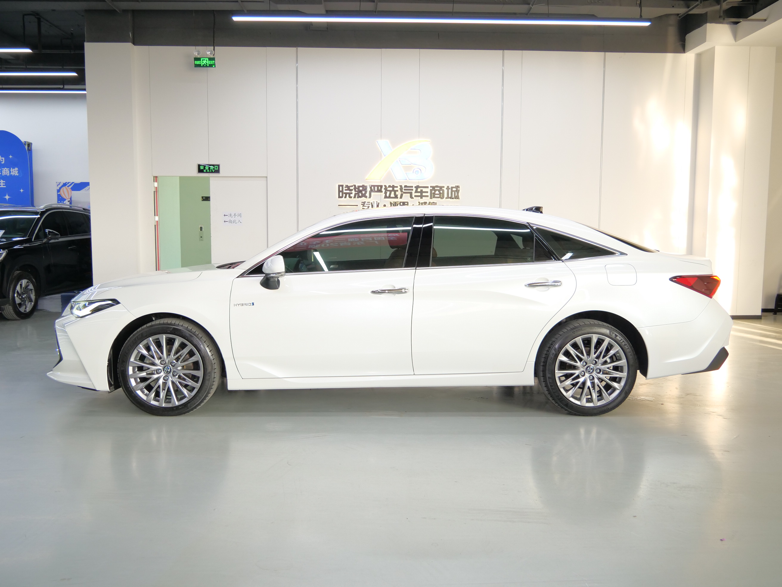 Toyota Avalon 2023 car image #4