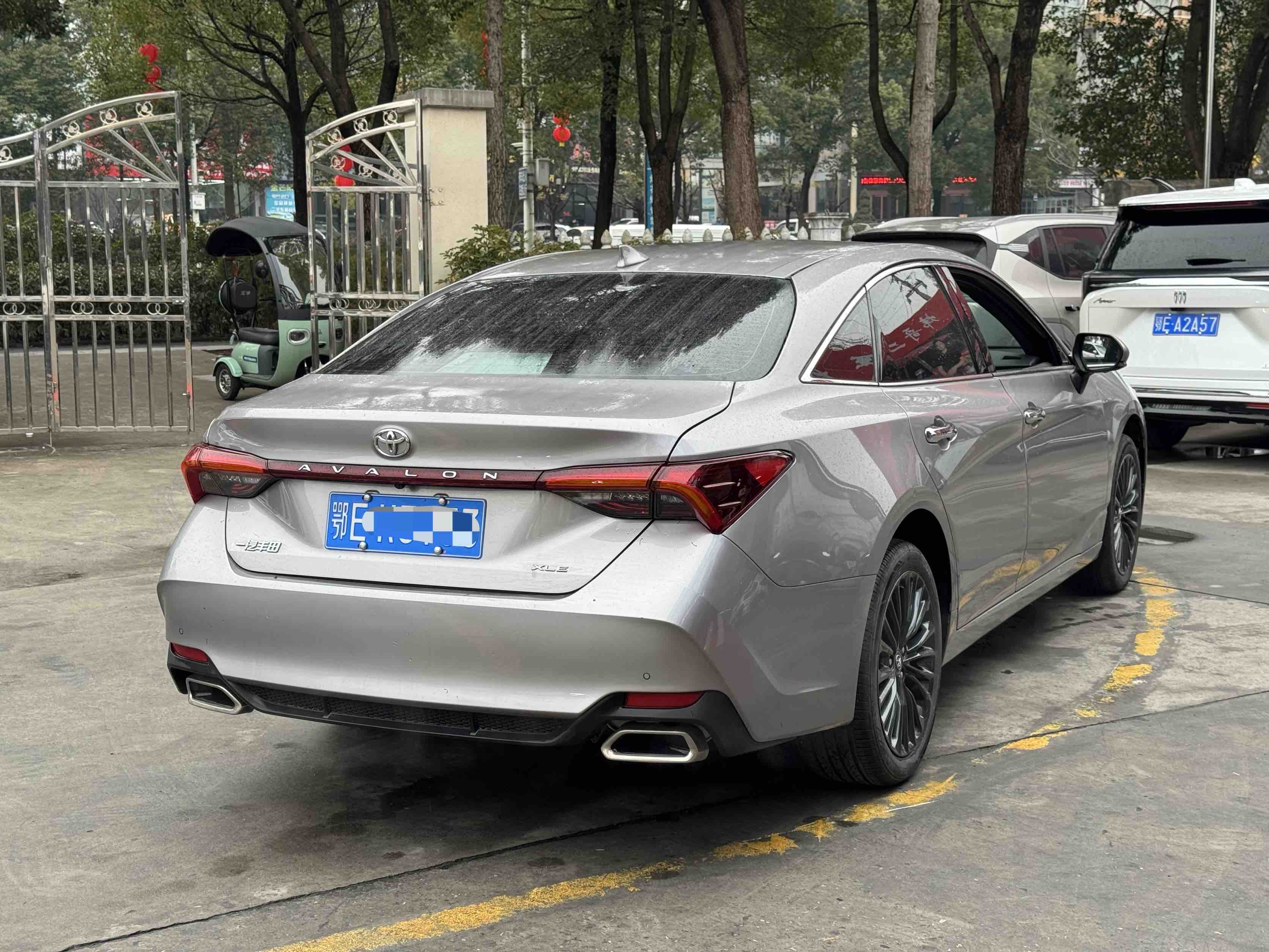 Toyota Avalon 2023 car image #4