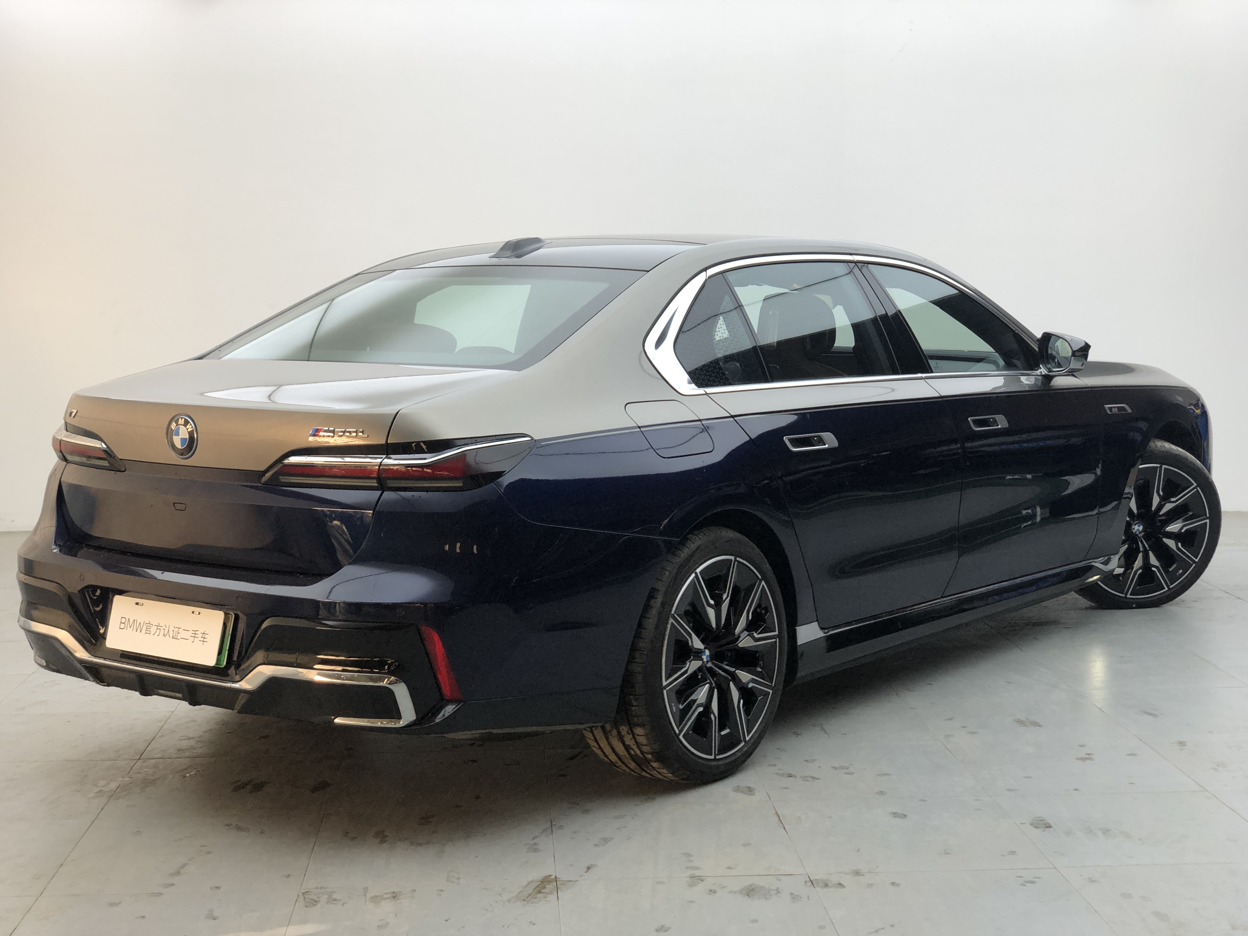 BMW i7 M70L 2023 #4 BMW i7 M70L 2023 car image #4