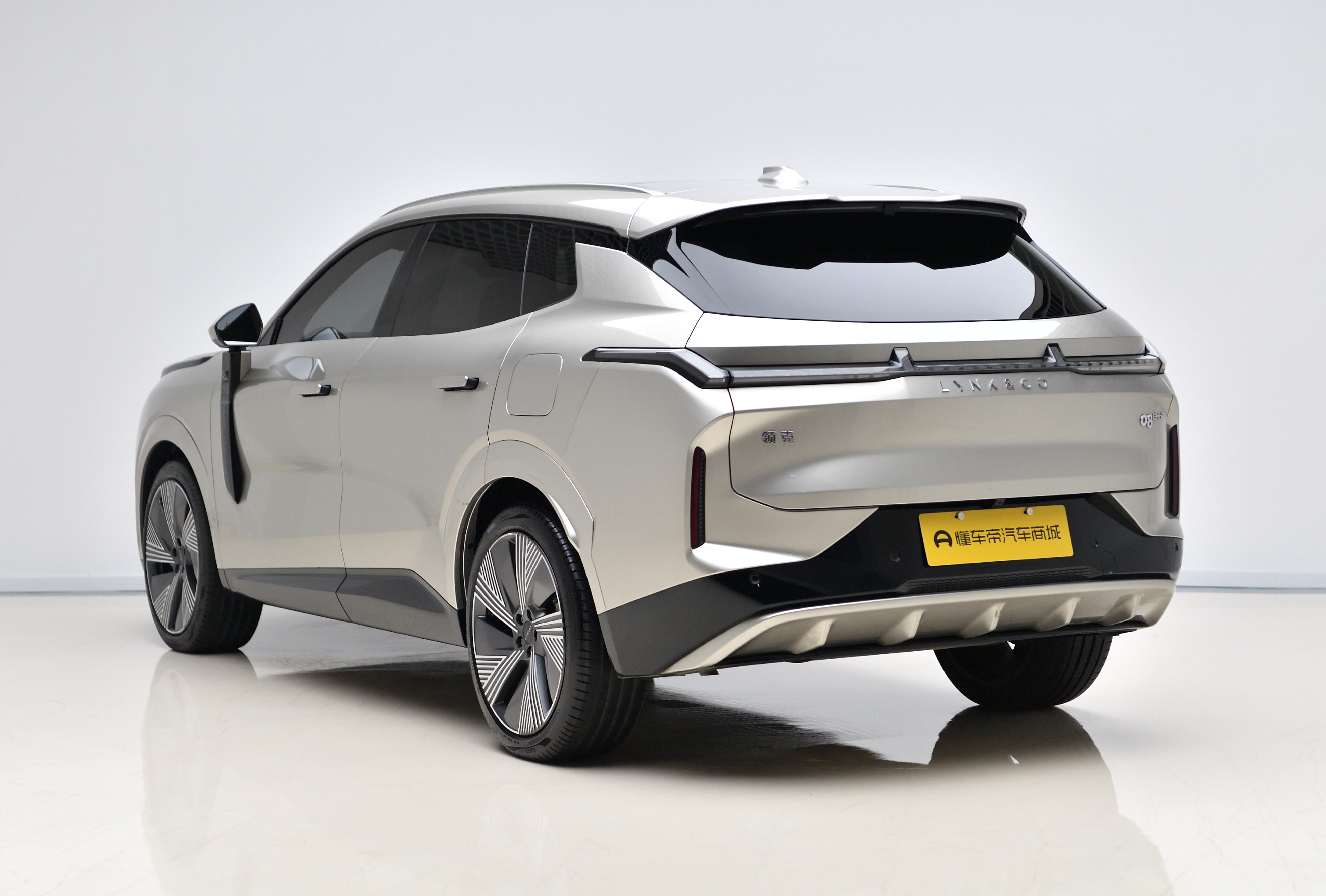 Lynk & Co 08 EM-P 2024 car image #4