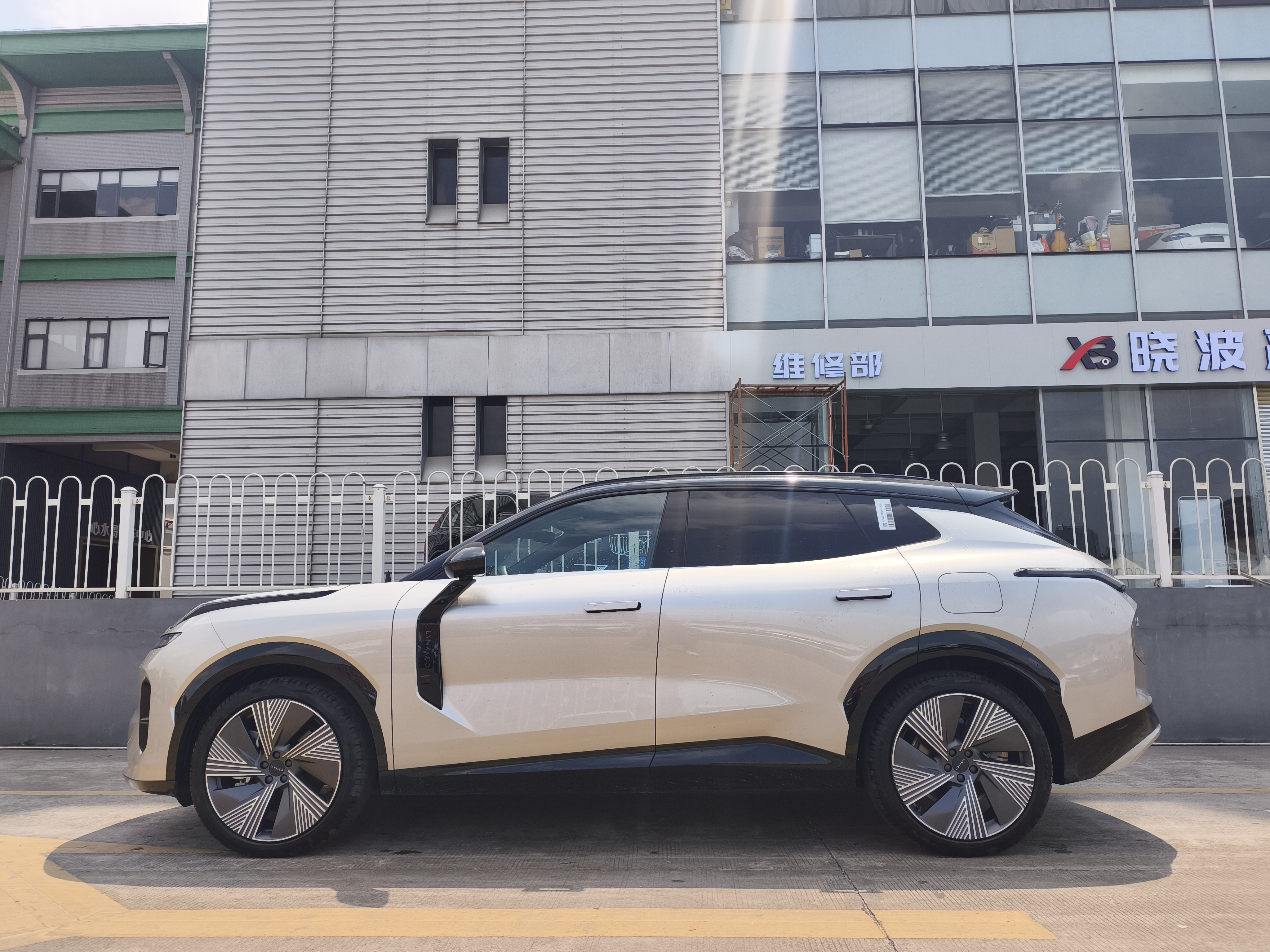Lynk & Co 08 EM-P 2024 car image #4