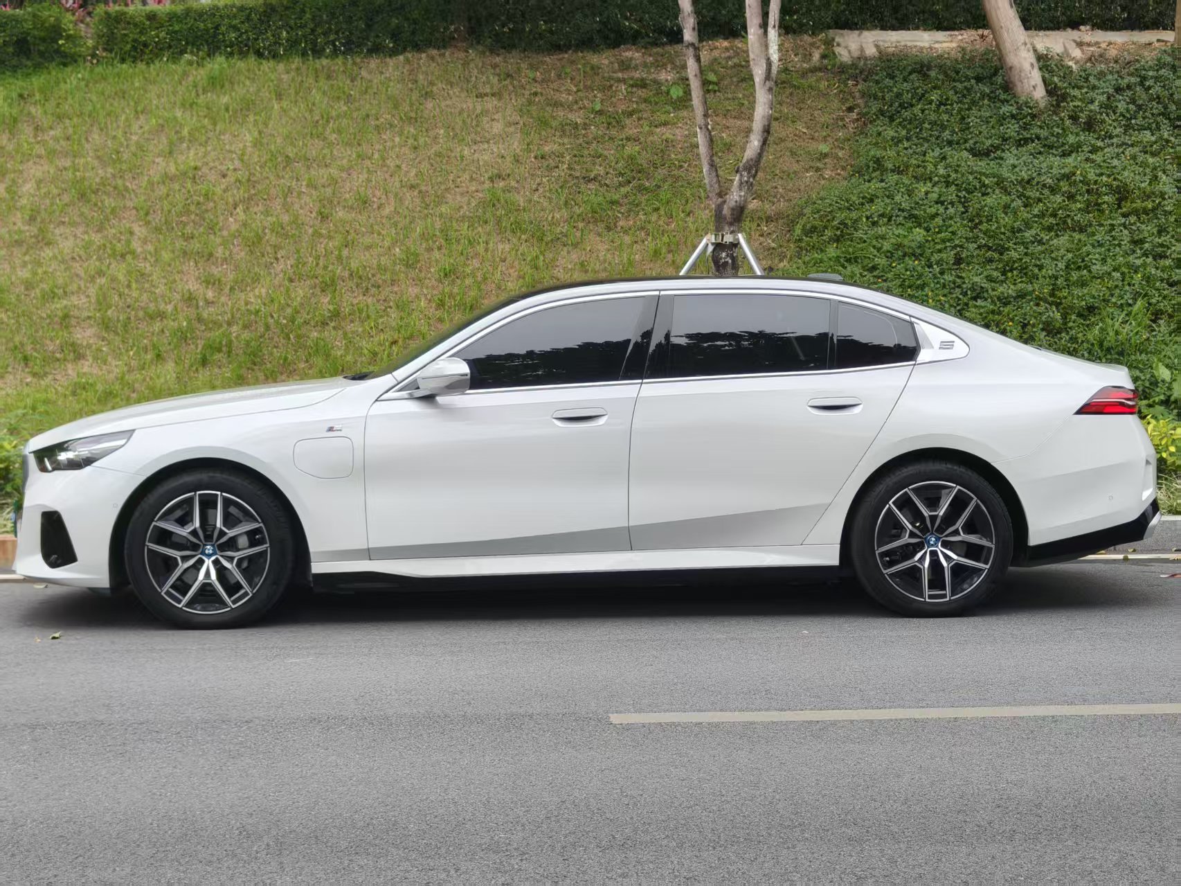 BMW i5 M60 2024 car image #4