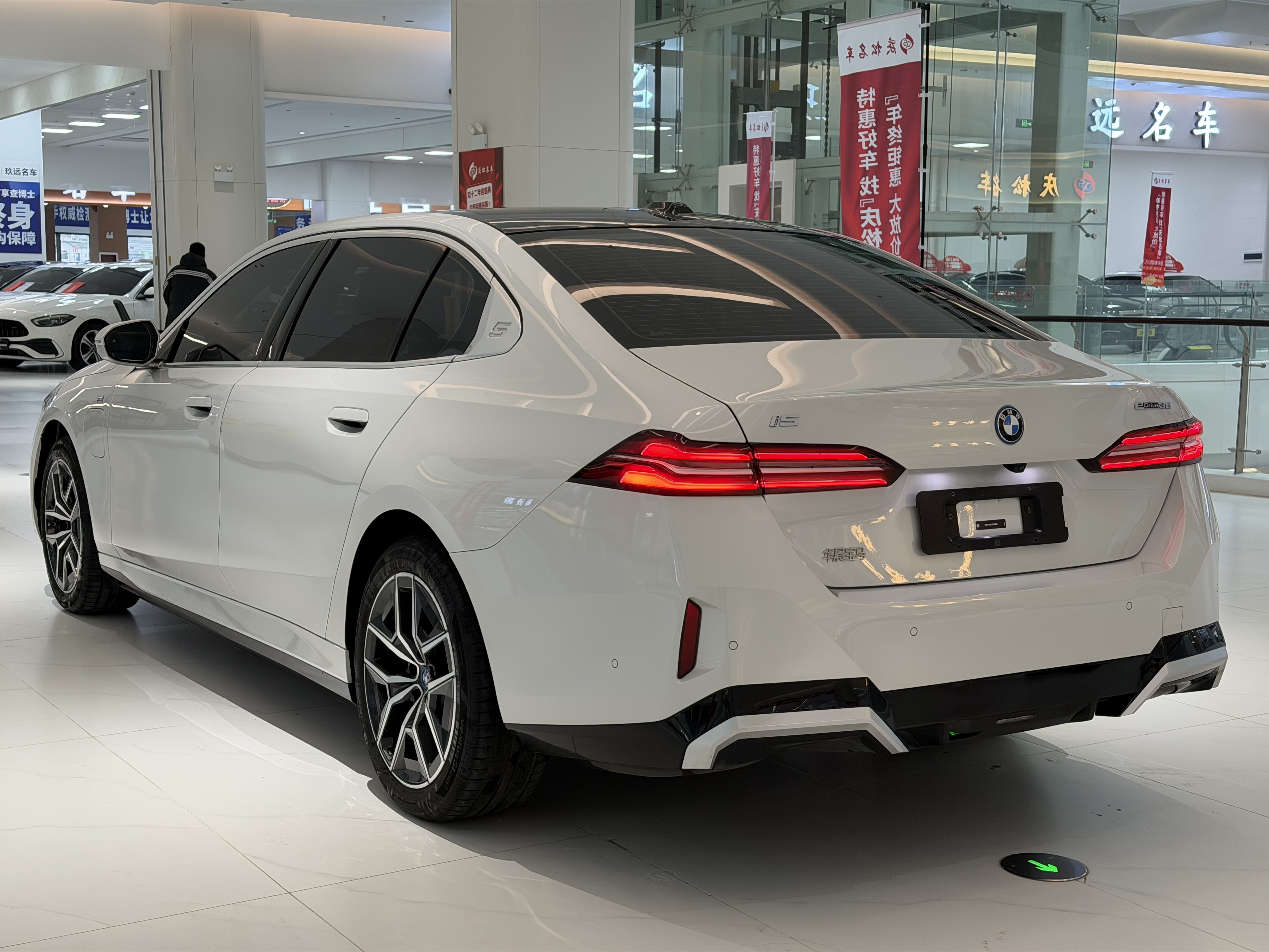 BMW i5 2024 car image #4