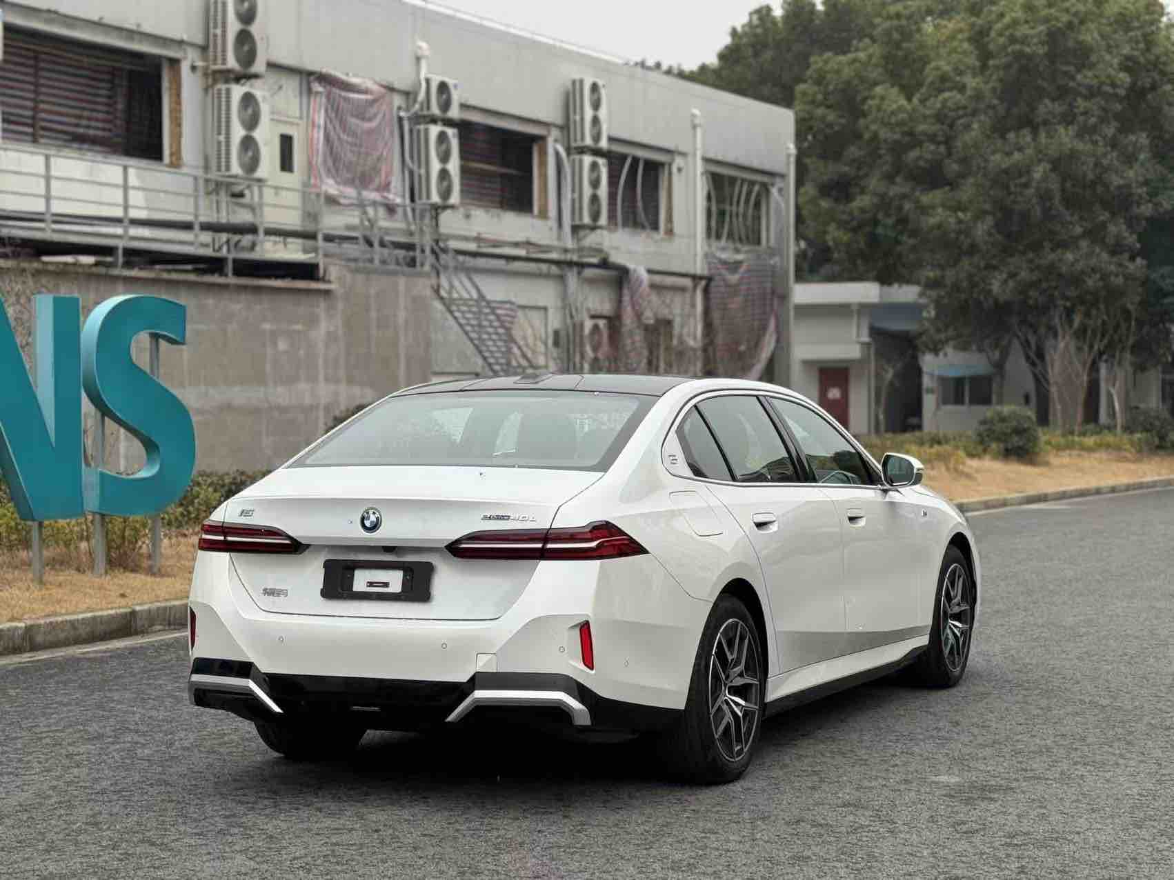 BMW i5 2025 immagine di auto #4