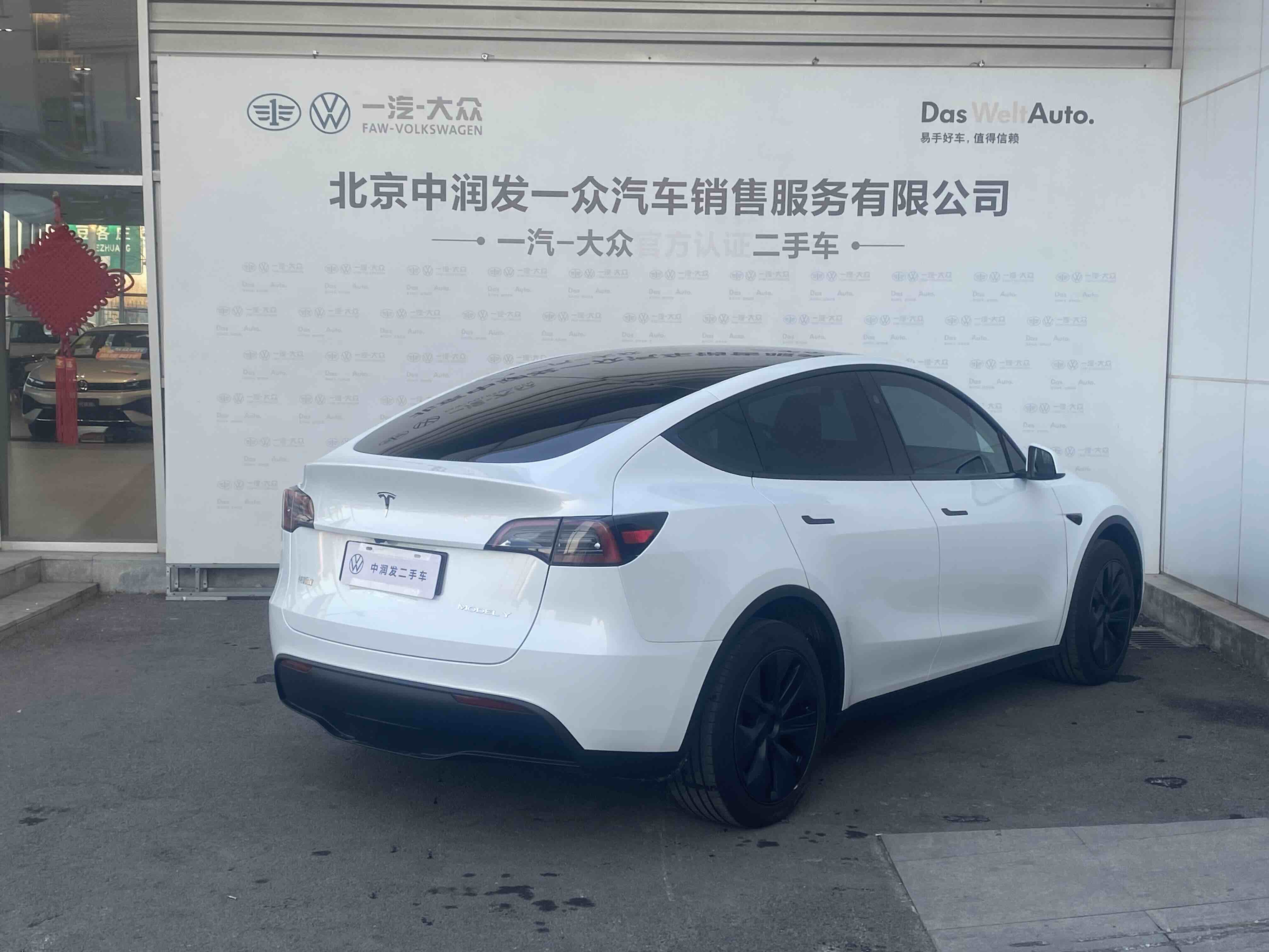 Tesla Model Y 2024 #4 Tesla Model Y 2024 car image #4