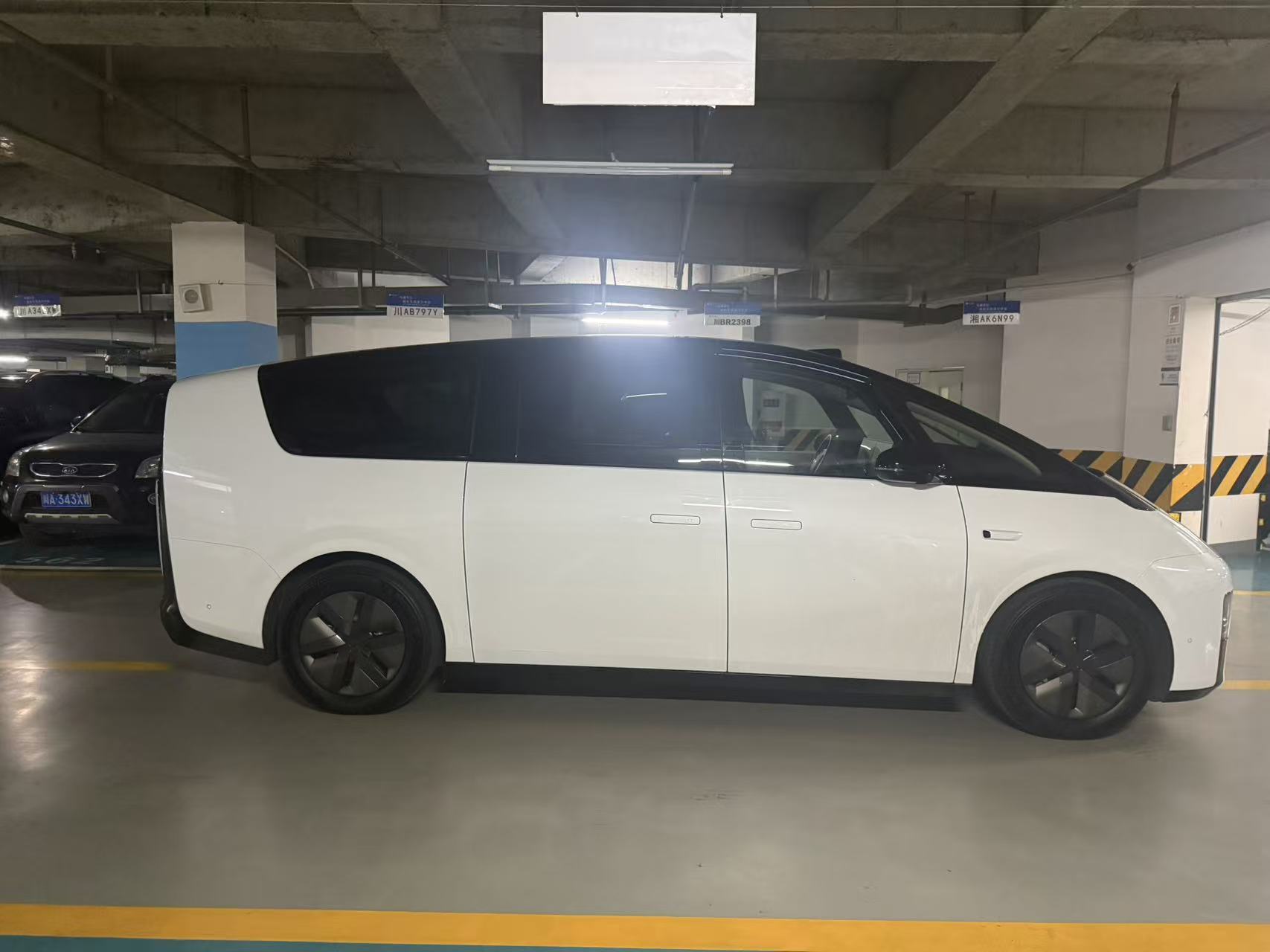 理想汽车 理想MEGA 2024 汽车图片 #4