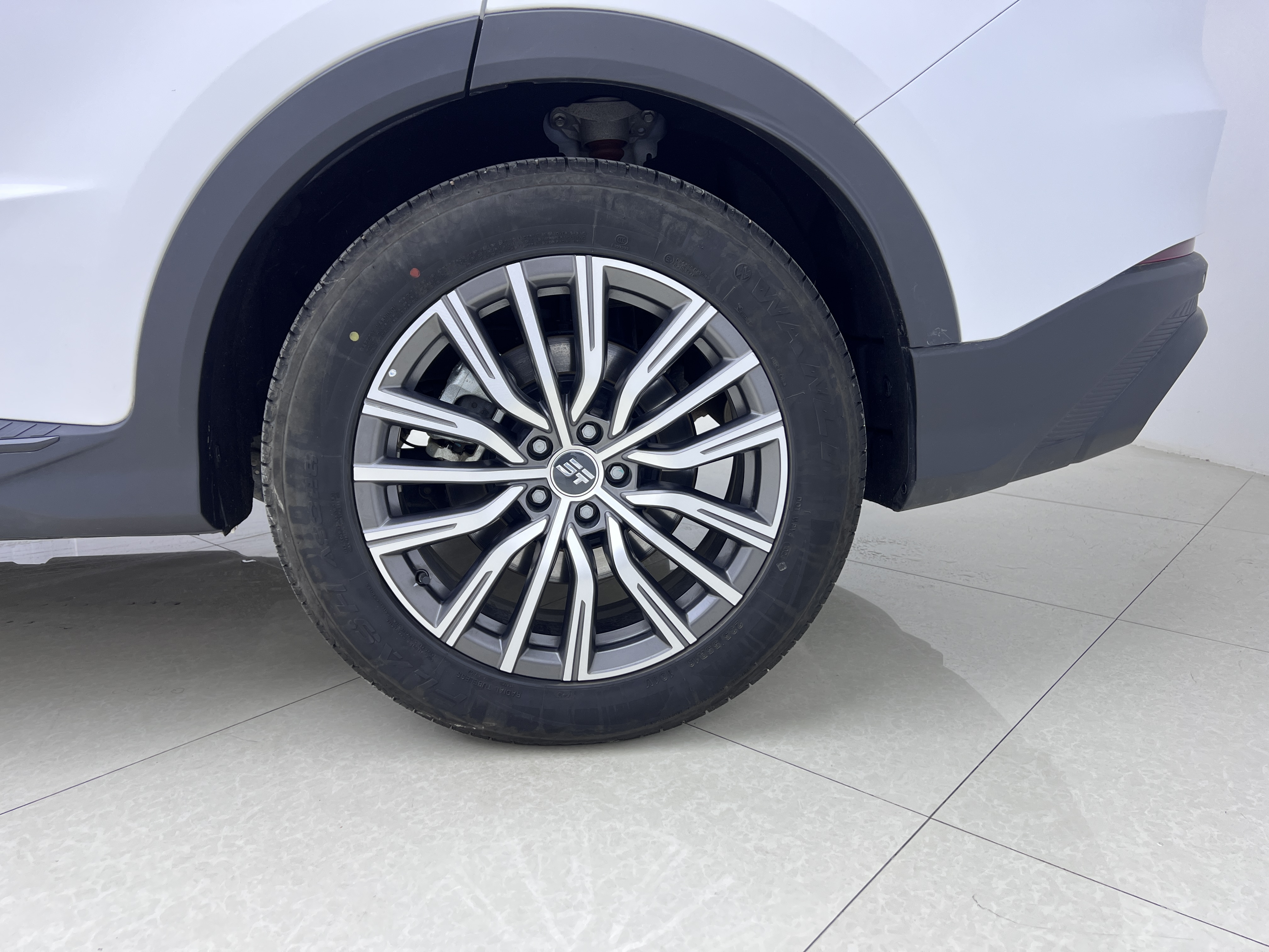 X70 C-DM 2024 car image #4