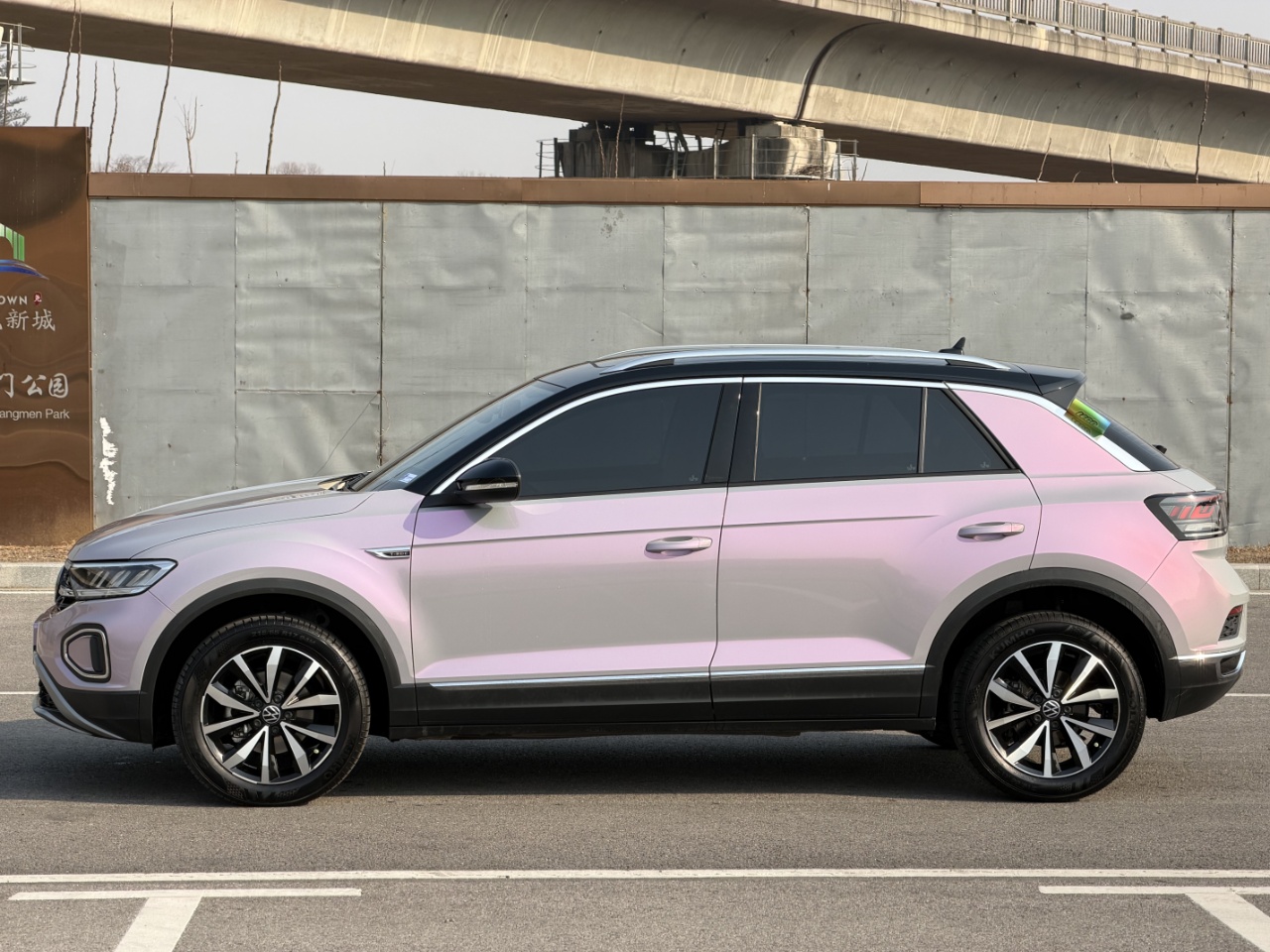 Volkswagen T-Roc 2024 car image #4
