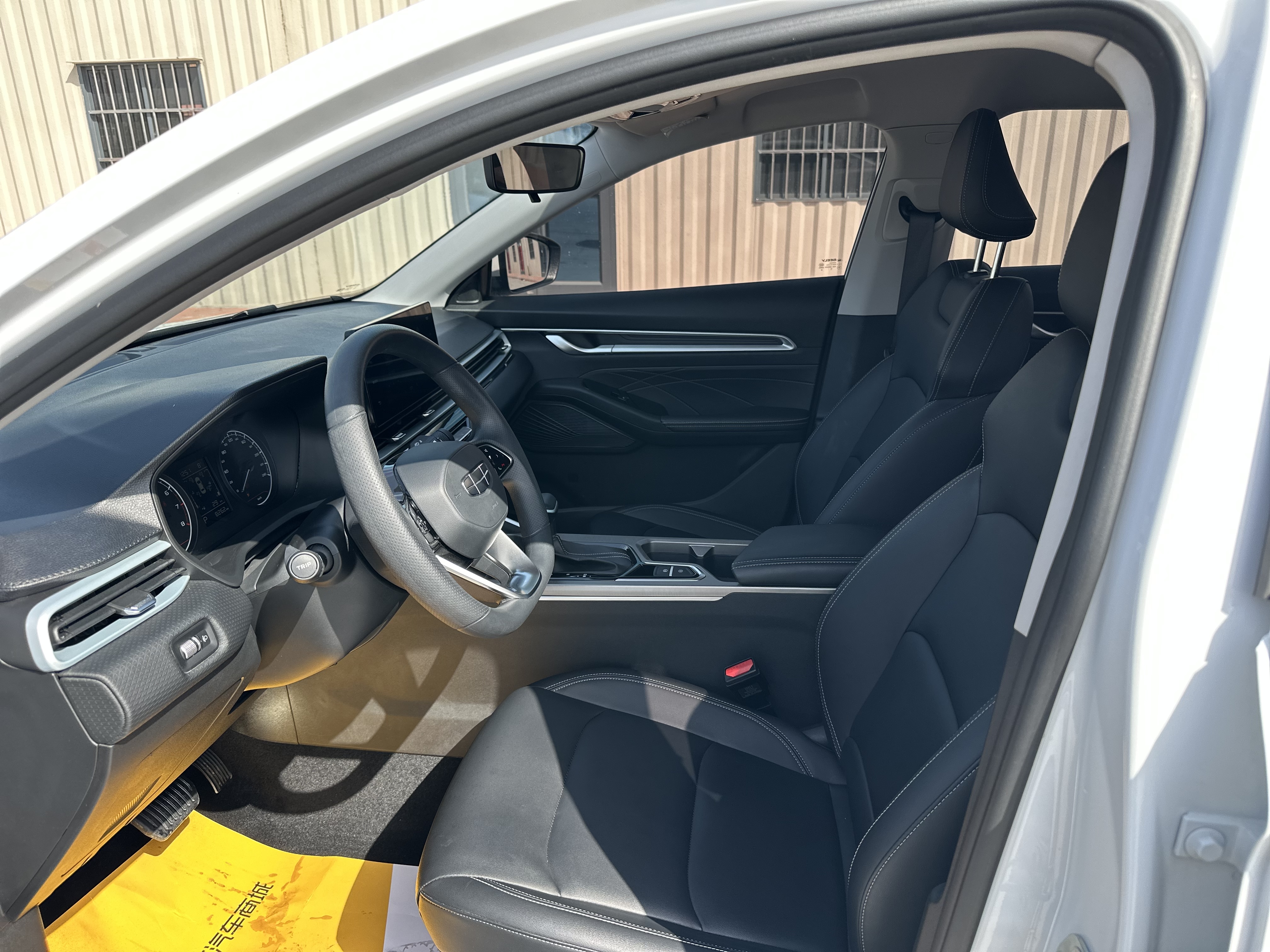 Emgrand 2025 car image #4