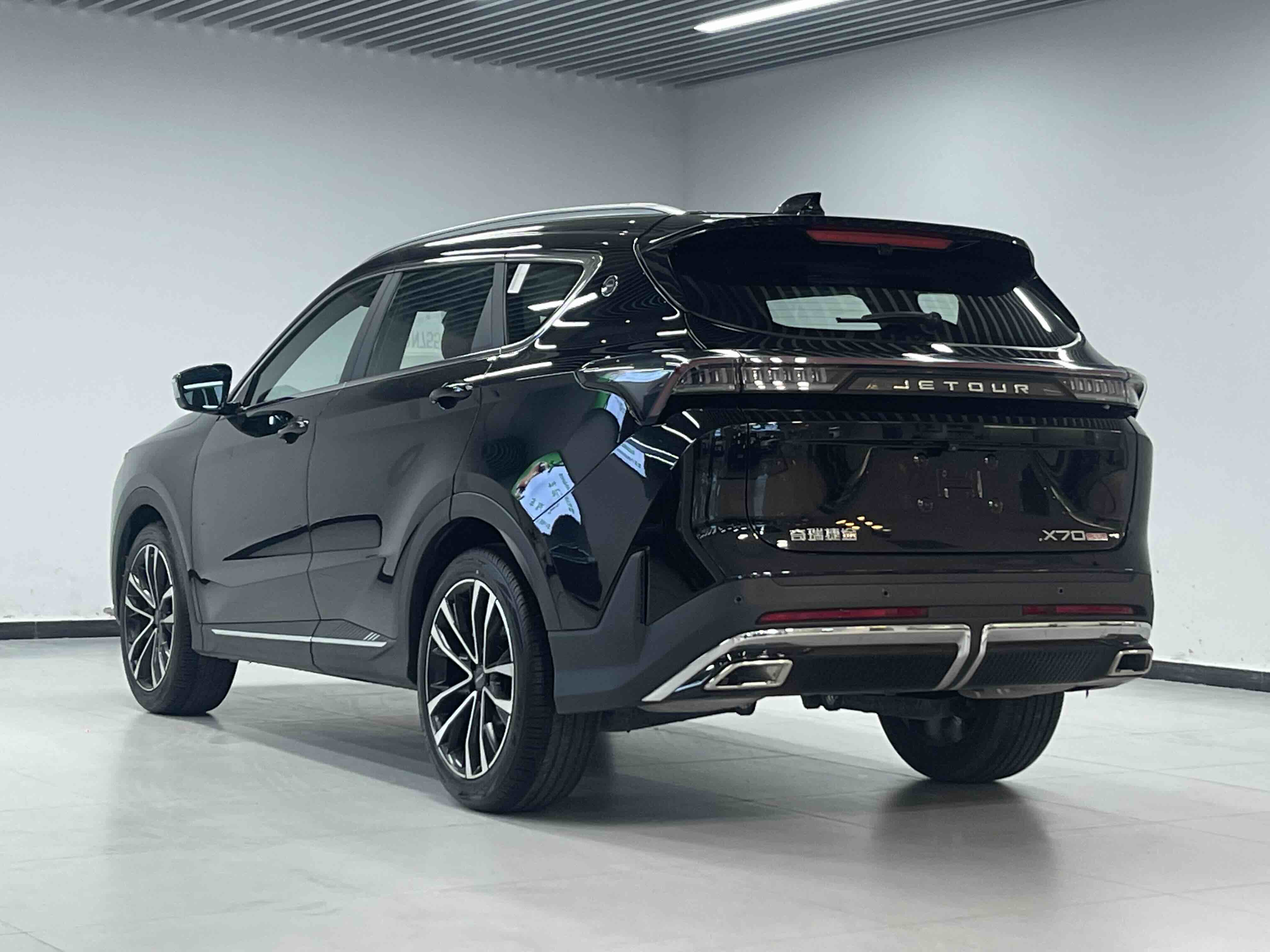 X70 PLUS 2024 car image #4