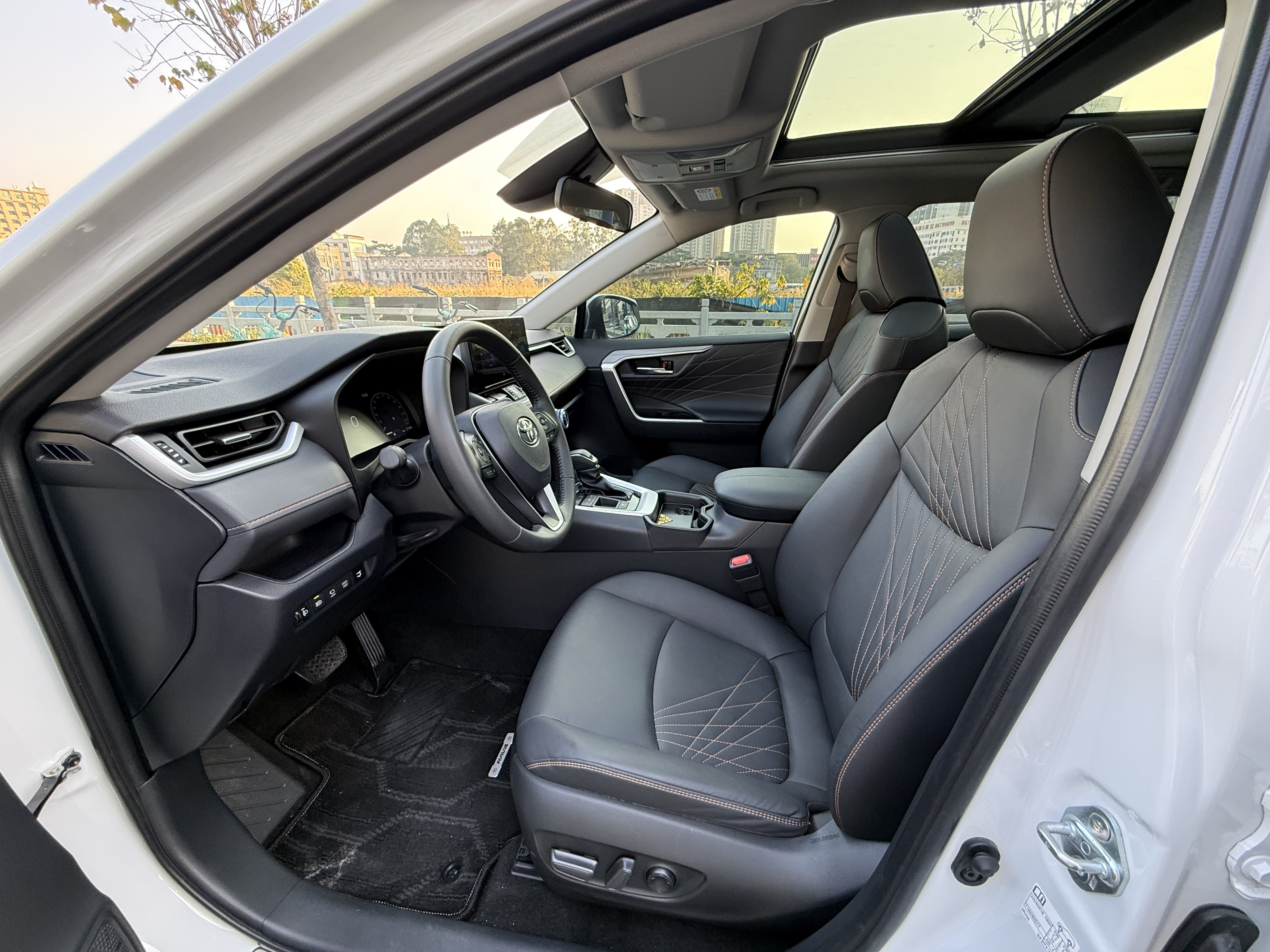 Toyota RAV4 Hybird E+ 2025 immagine di auto #4